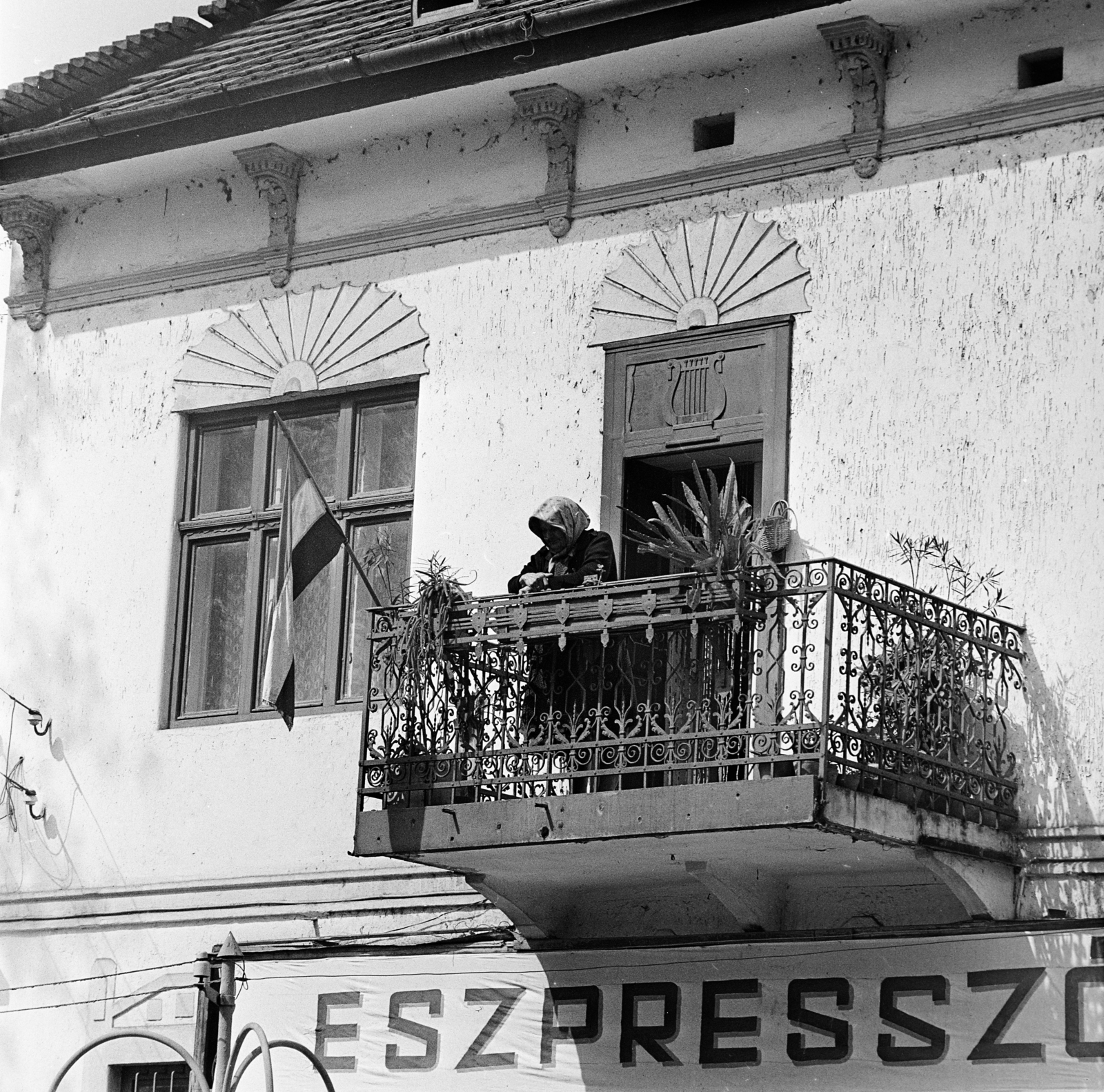 Hungary, Szentendre, Duna korzó (Somogyi-Bacsó part), nézelődő a Kék Duna Eszpresszó feletti erkélyen., 1971, Gárdos Katalin, Fortepan #268315