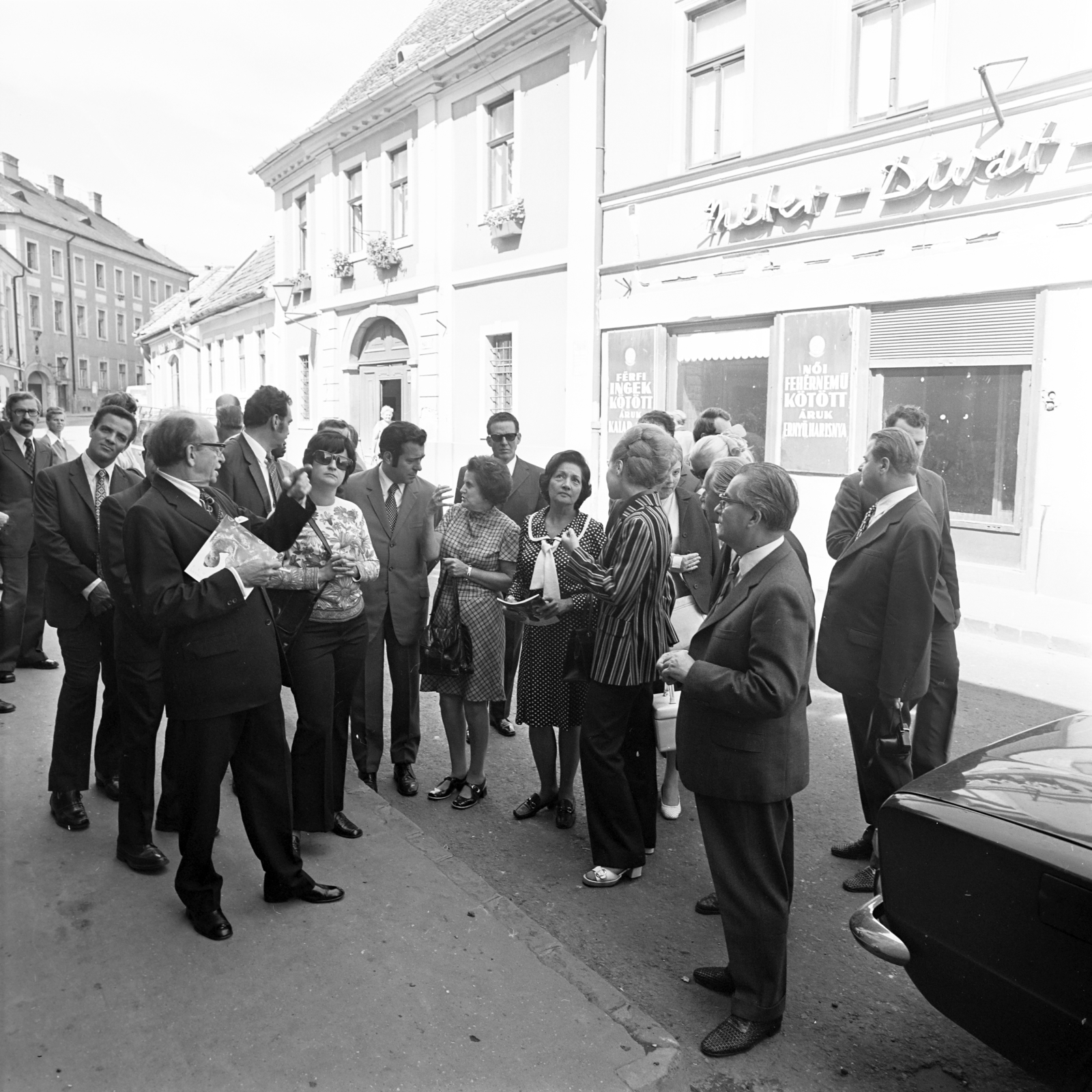 Hungary, Szentendre, a felvétel a Fő (Marx) téren készült. Előtérben balra szemüveggel Raúl Roa kubai külügyminiszter., 1974, Gárdos Katalin, Fortepan #268321