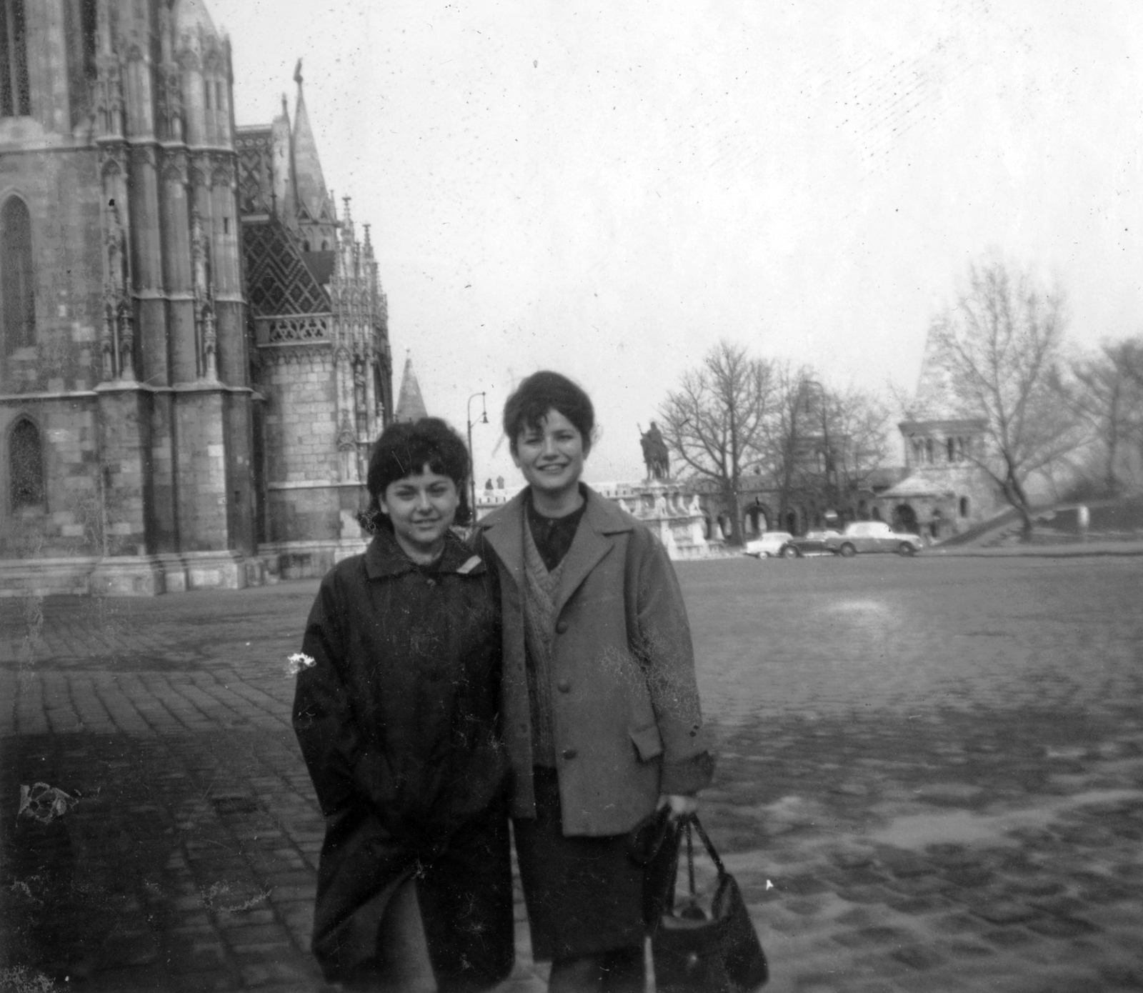 Hungary, Budapest I., Szentháromság tér, háttérben a Mátyás-templom és a Halászbástya., 1965, Pohl Pálma, horse sculpture, Saint Stephen I-portrayal, Budapest, Fortepan #26833