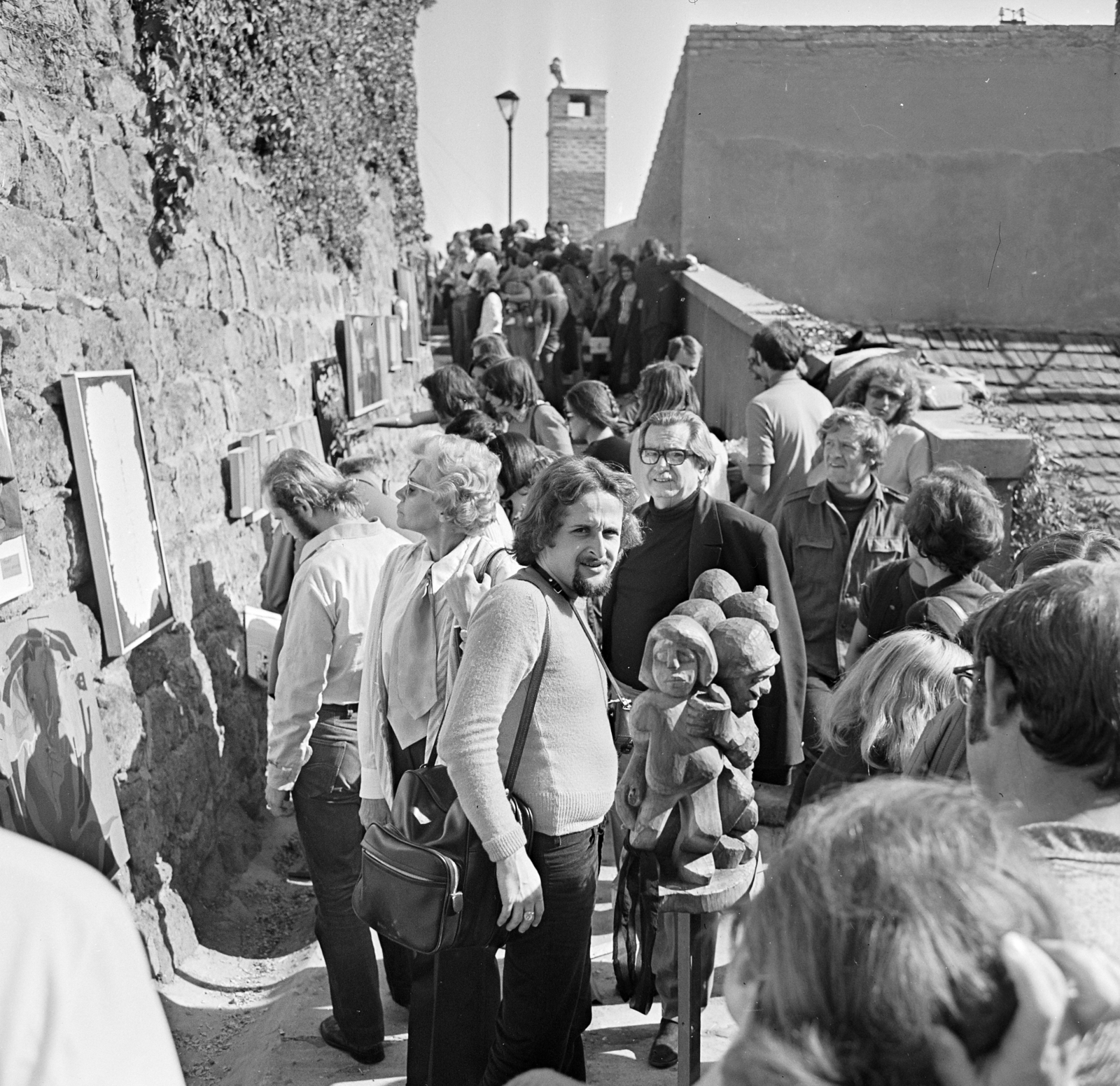 Magyarország, Szentendre, szabadtéri tárlat műtárgyai a Várdomb utca melletti kőfalon., 1975, Gárdos Katalin, Fortepan #268331