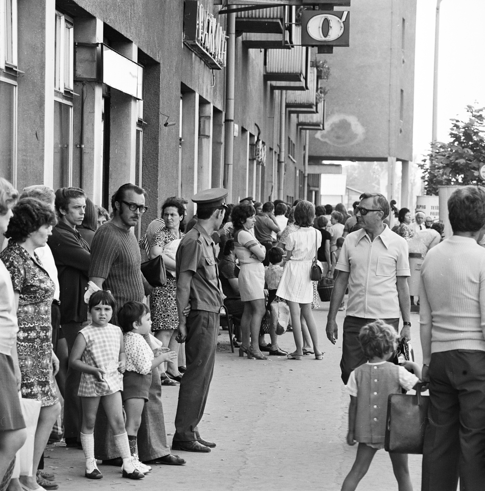 Magyarország, Szolnok, Ady Endre út, buszmegálló a Boldog Sándor István (Ságvári Endre) körút közelében., 1978, Gárdos Katalin, Fortepan #268343