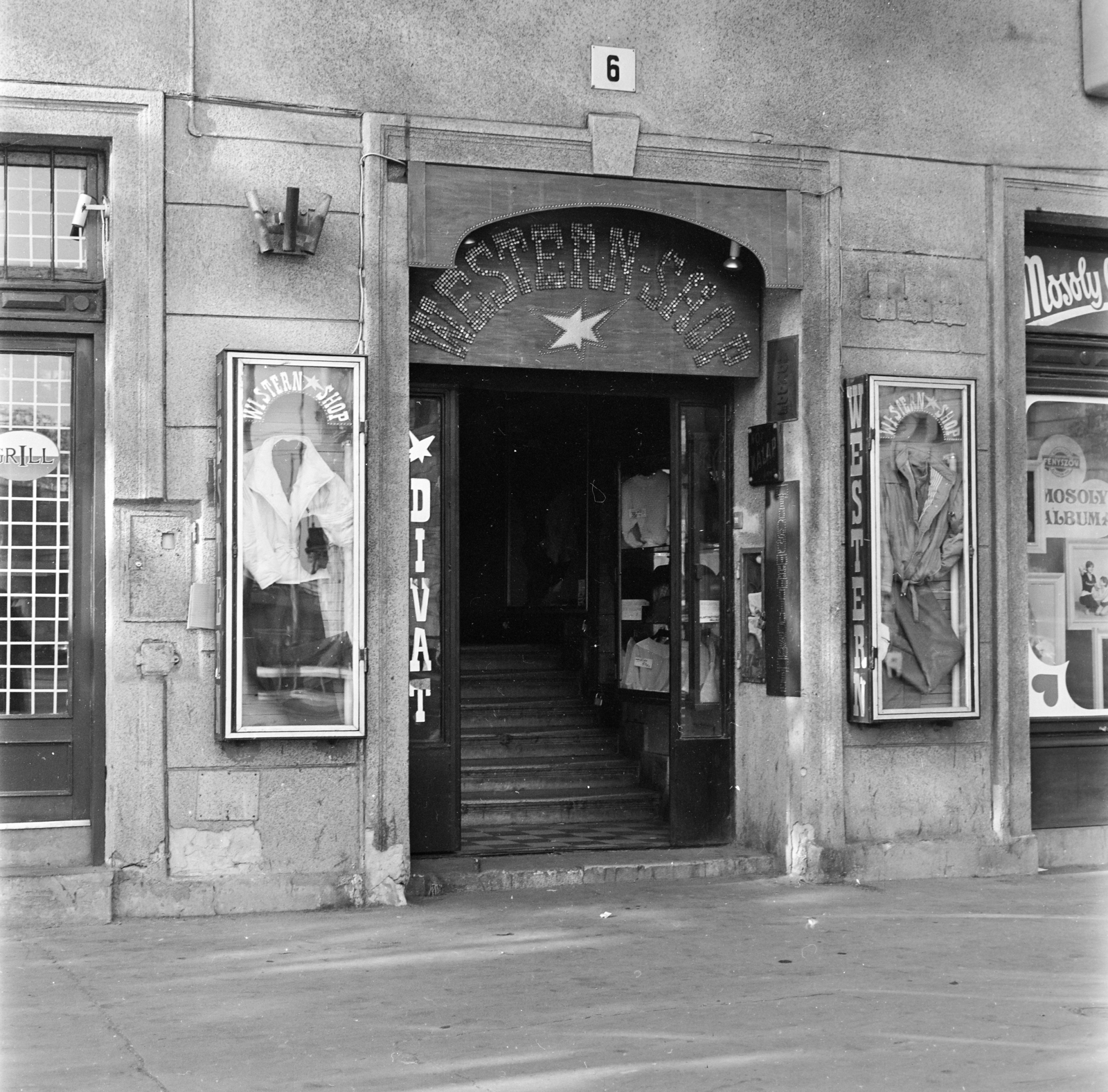 Magyarország, Budapest V., Nyugati (Marx) tér, a 6. számú ház kapuja., 1985, Gárdos Katalin, divat, vitrin, kapualj, Budapest, kisiparos, Fortepan #268345