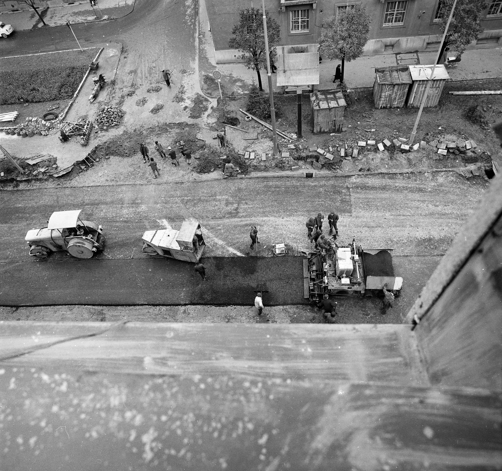 Hungary, Szolnok, Kossuth Lajos út, kilátás a 10-es számú házból, balra a Kossuth Lajos tér., 1974, Gárdos Katalin, plan view, paving, Fortepan #268350