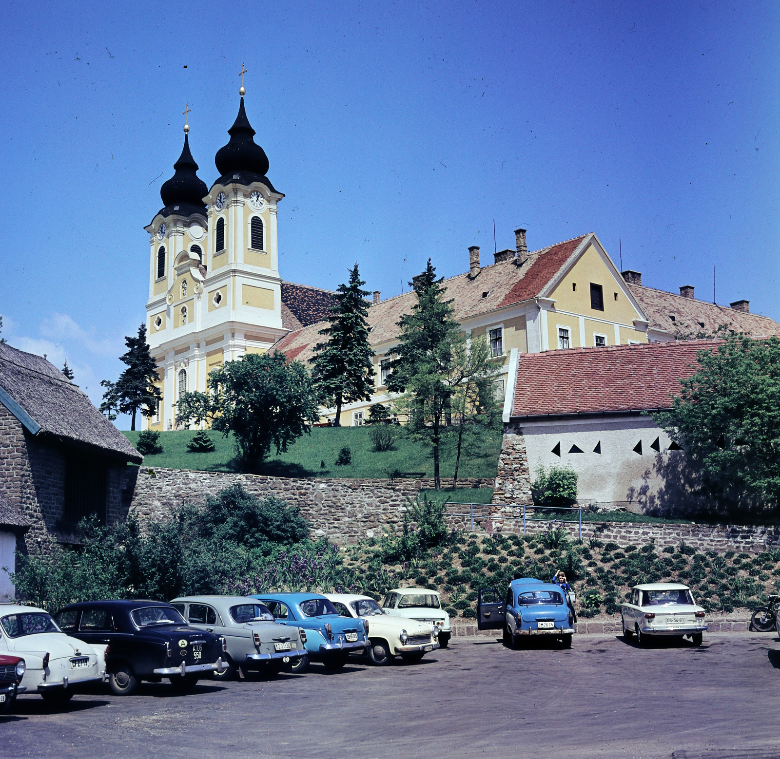 Hungary,Lake Balaton, Tihany, Kossuth Lajos utca, szemben a mai Borsos Miklós tér, fent a Bencés Apátság., 1966, Gárdos Katalin, number plate, abbey, colorful, Fortepan #268353