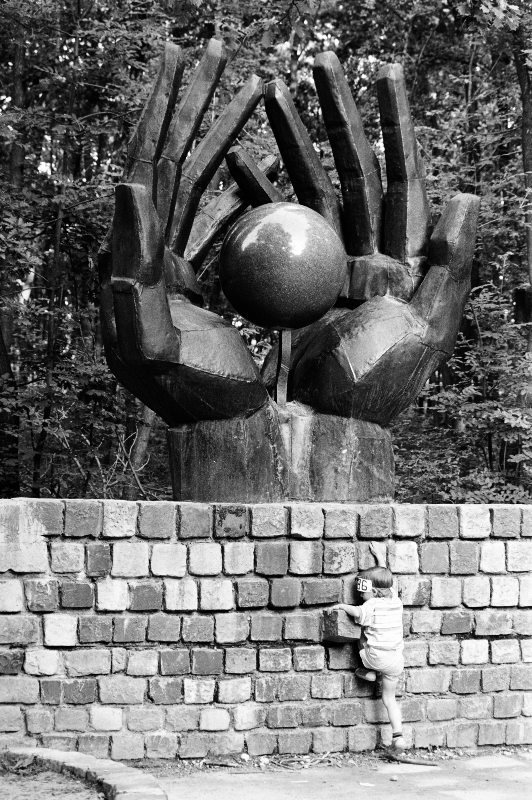 Hungary, Budapest II., Munkásmozgalmi sétány, a Nagyrétet és a Gyermekvasút (Úttörővasút) végállomását összekötő erdei út. Munkásmozgalmi emlékmű / Alkotó eszme Kiss István szobrászművész alkotása (1976)., 1986, Glósz András, Budapest, Capture the Flag, modern art, Fortepan #268364