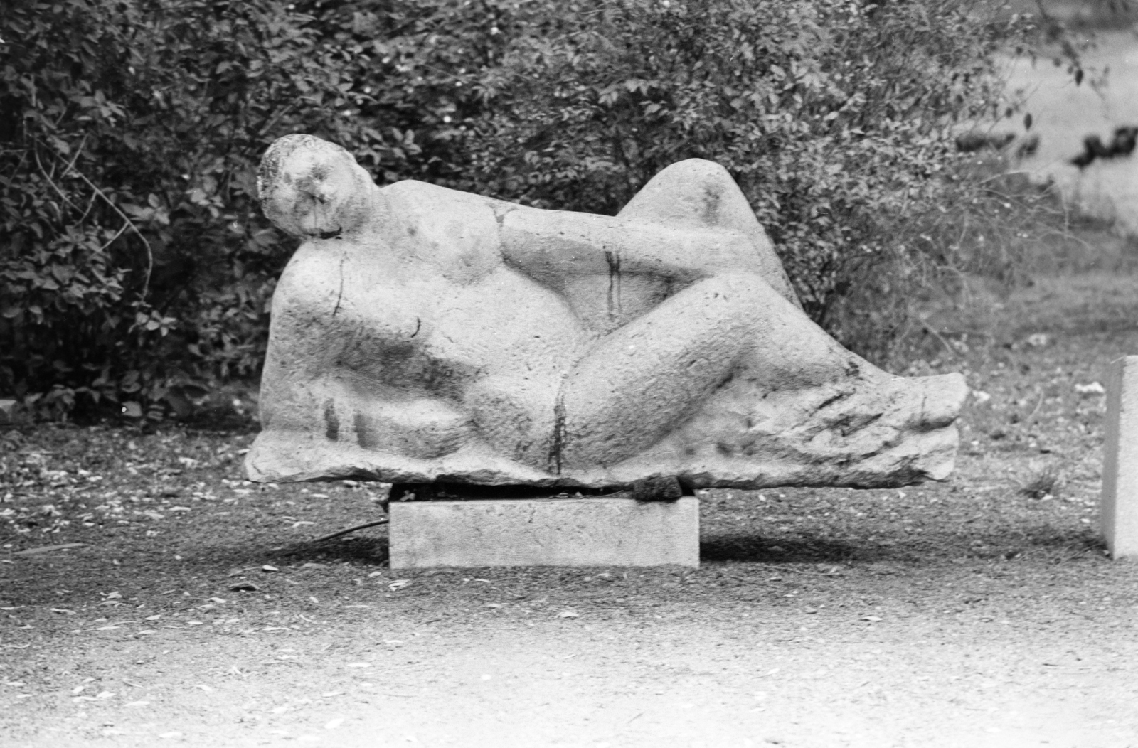 Hungary, Budapest XIII., Fiastyúk (Thälmann) utcai lakótelep, Máglya köz. Fekvő alak (Kovács Ferenc, 1963.), 1986, Glósz András, Budapest, sculpture, Fortepan #268365