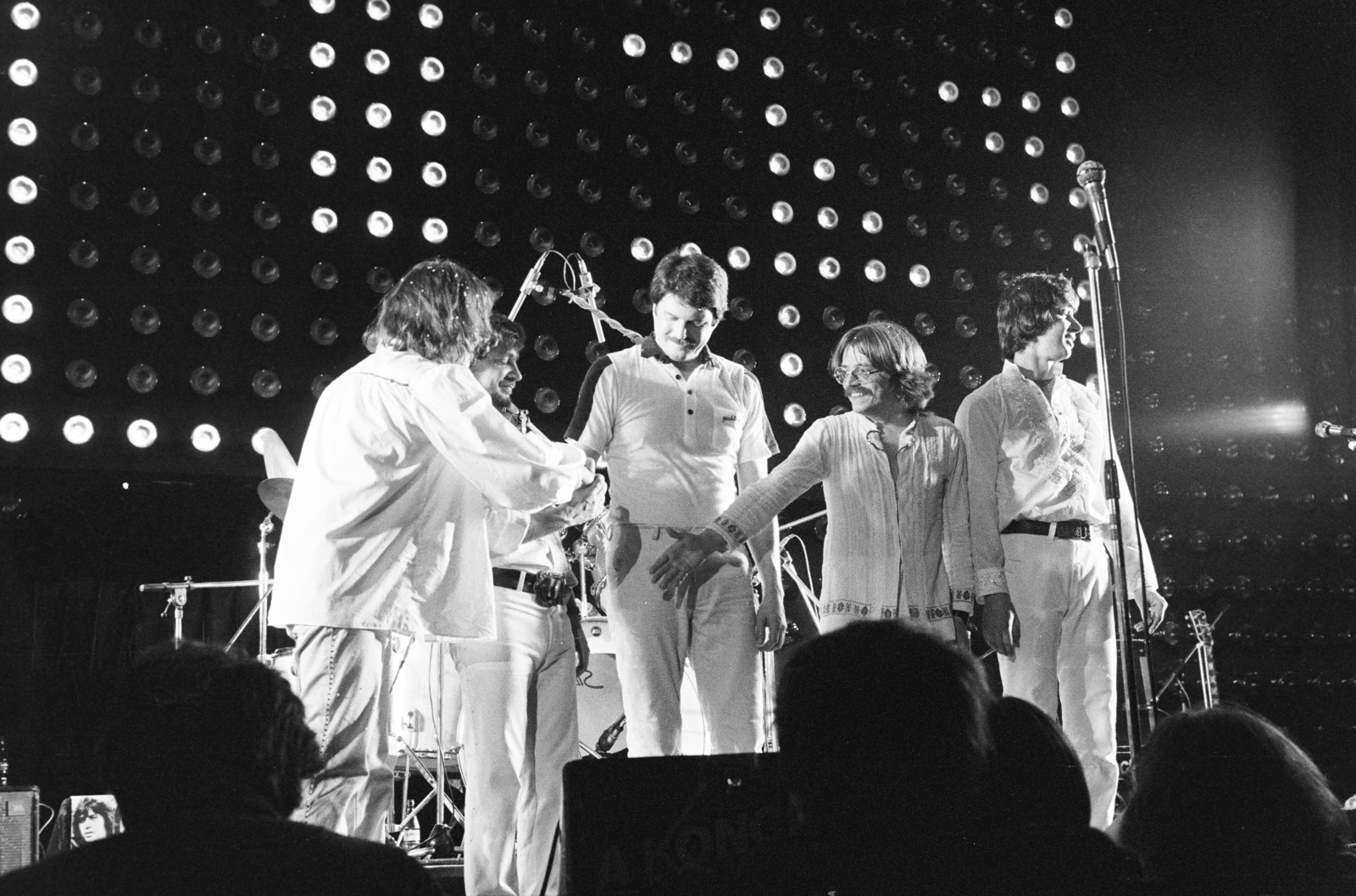 Hungary, Budapest XIV., Istvánmezei út 3-5. Nemzeti Sportcsarnok (később Gerevich Aladár Nemzeti Sportcsarnok). Az Illés együttes nosztalgia fellépése, "A Koncert", Illés Lajos, Szörényi Szabolcs, Pásztory Zoltán, Szörényi Levente és Bródy János. A felvétel 1981. március 26-án készült., 1981, Glósz András, Budapest, Fortepan #268370