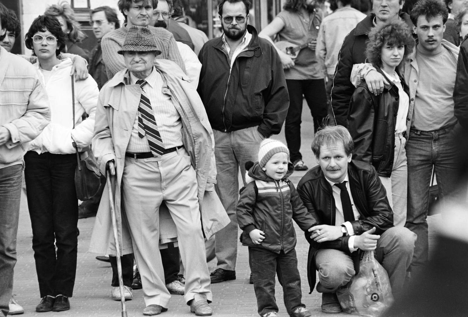 Hungary, Budapest V., Váci utca, az Óra és Ékszer üzlet előtt utcazenészeket hallgatók, háttérben a Deák Ferenc utca és a Türr István utca közötti épülettömb., 1985, Glósz András, audience, gaping, Budapest, Fortepan #268378