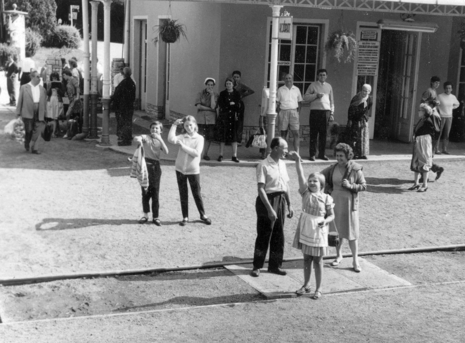 Hungary, Balatonszemes, vasútállomás., 1963, Pohl Pálma, railway, sunshine, genre painting, ad pillar, wave, shadow, Fortepan #26838