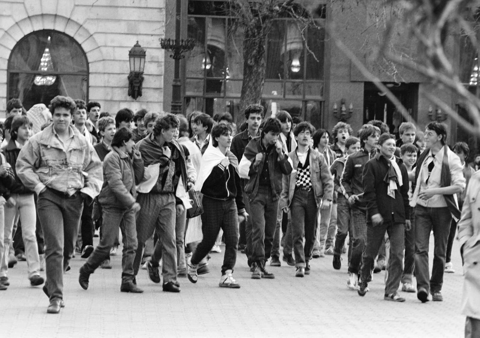 Hungary, Budapest V., Vörösmarty tér, háttérben a Gerbeaud (Vörösmarty) cukrászda látható., 1985, Glósz András, Budapest, Fortepan #268380