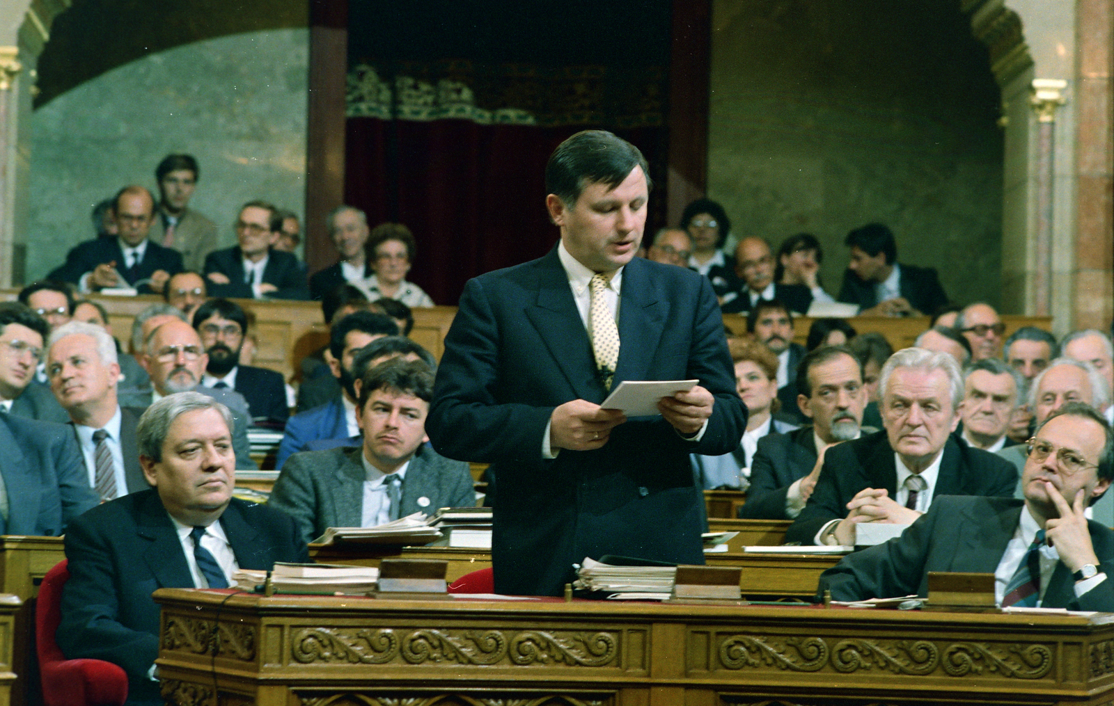 Hungary, Budapest V., Parlament, az Országgyűlés ülése 1990. május 2-án. Előtérben Pozsgay Imre, államminiszter, Németh Miklós, a minisztertanács elnöke és Medgyessy Péter, a minisztertanács elnökhelyettese. Németh Miklós bejelenti a kormány lemondását., 1990, Glósz András, celebrity, parliament, Budapest, Fortepan #268389