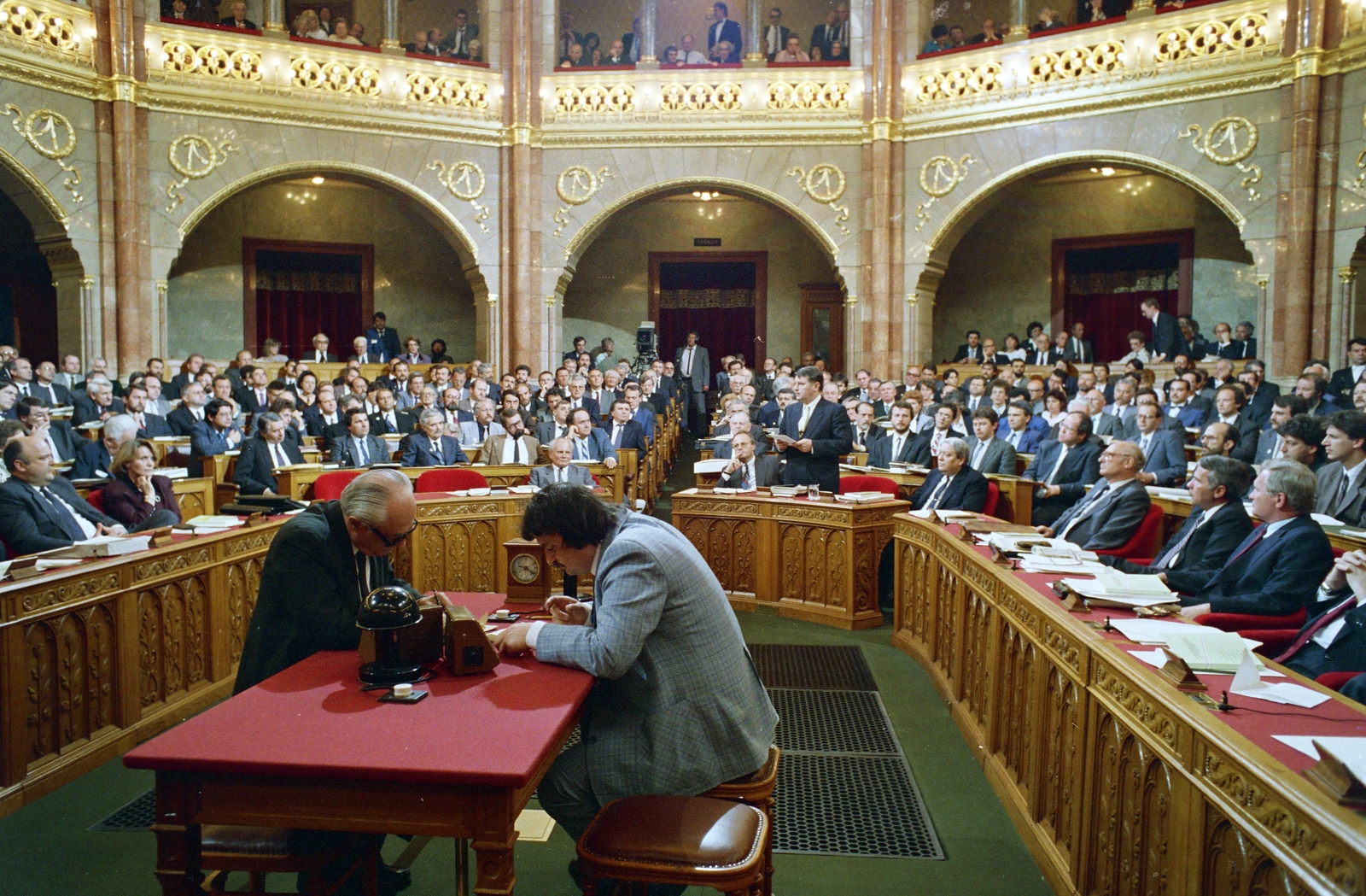 Magyarország, Budapest V., Parlament, az Országgyűlés ülése, a mikrofonnál Németh Miklós miniszterelnök., 1990, Glósz András, országház, Budapest, Fortepan #268391