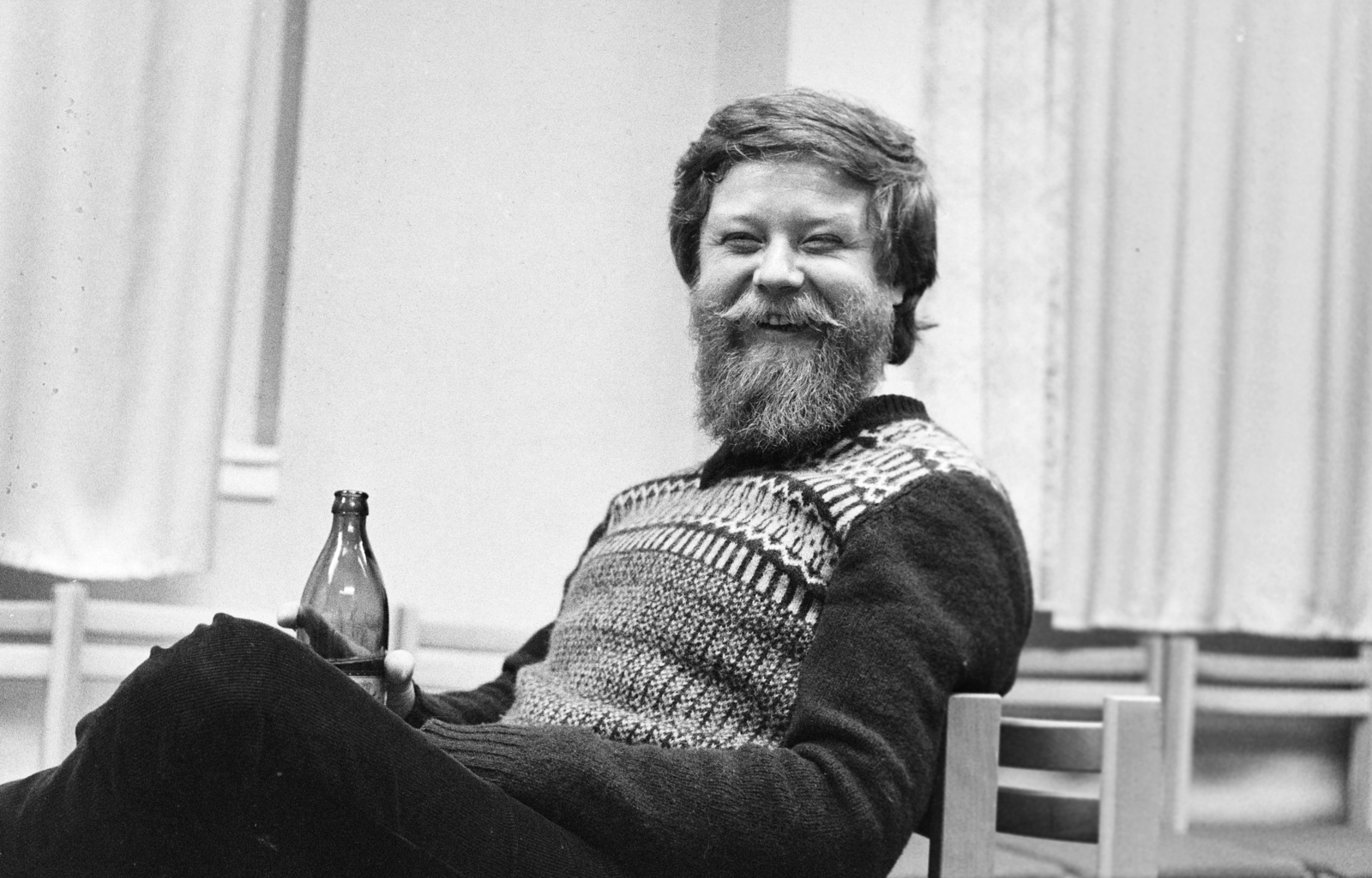 Hungary, Szalóky Károly, a Várfok Galéria tulajdonosa., 1982, Glósz András, beer, smile, moustache, beard, Fortepan #268395