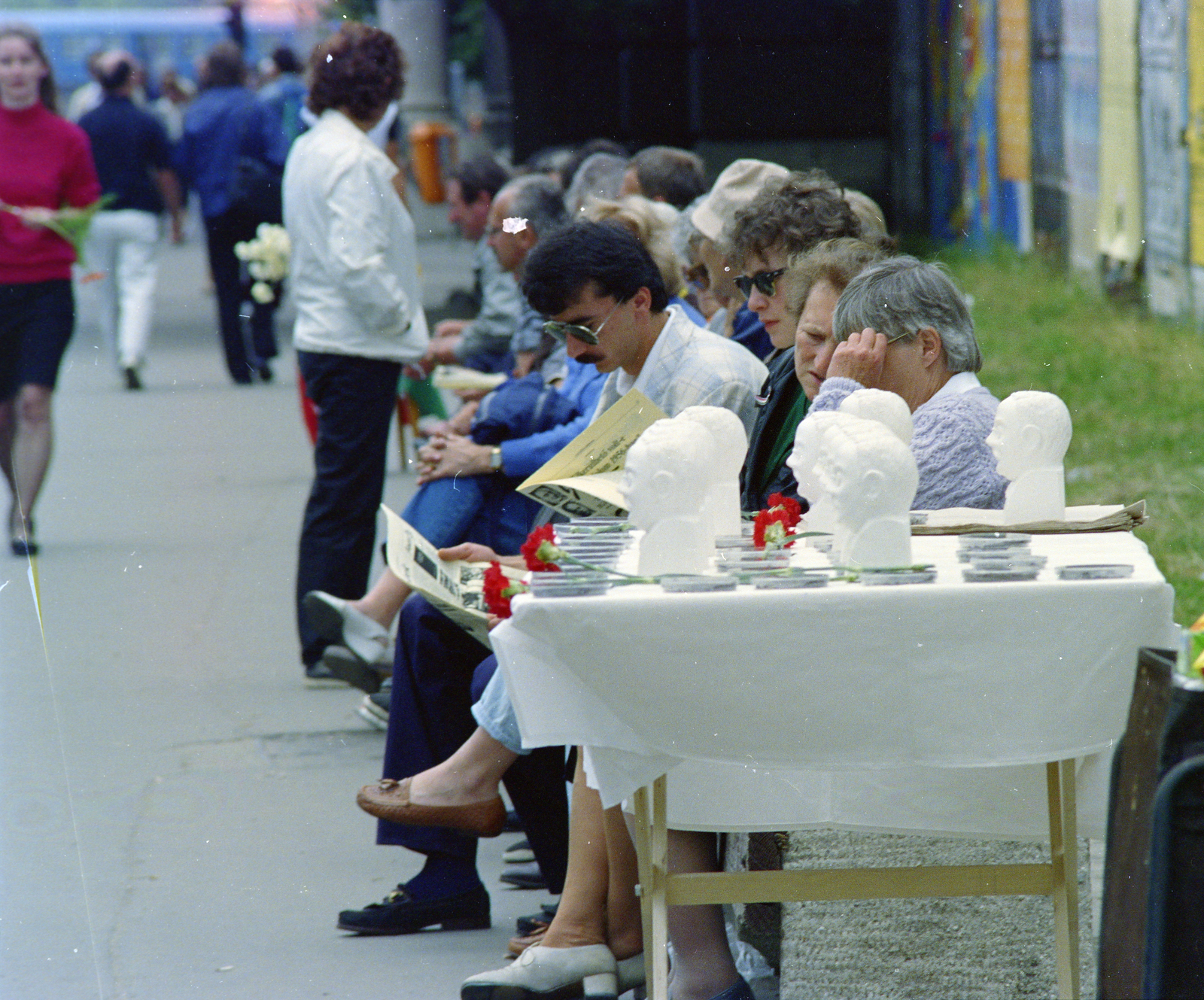 Magyarország, Budapest XIV., a felvétel a Hősök tere közelében készült, 1989. június 16-án, az 56-os hősök újratemetésekor., 1989, Glósz András, Nagy Imre-ábrázolás, Budapest, Fortepan #268401