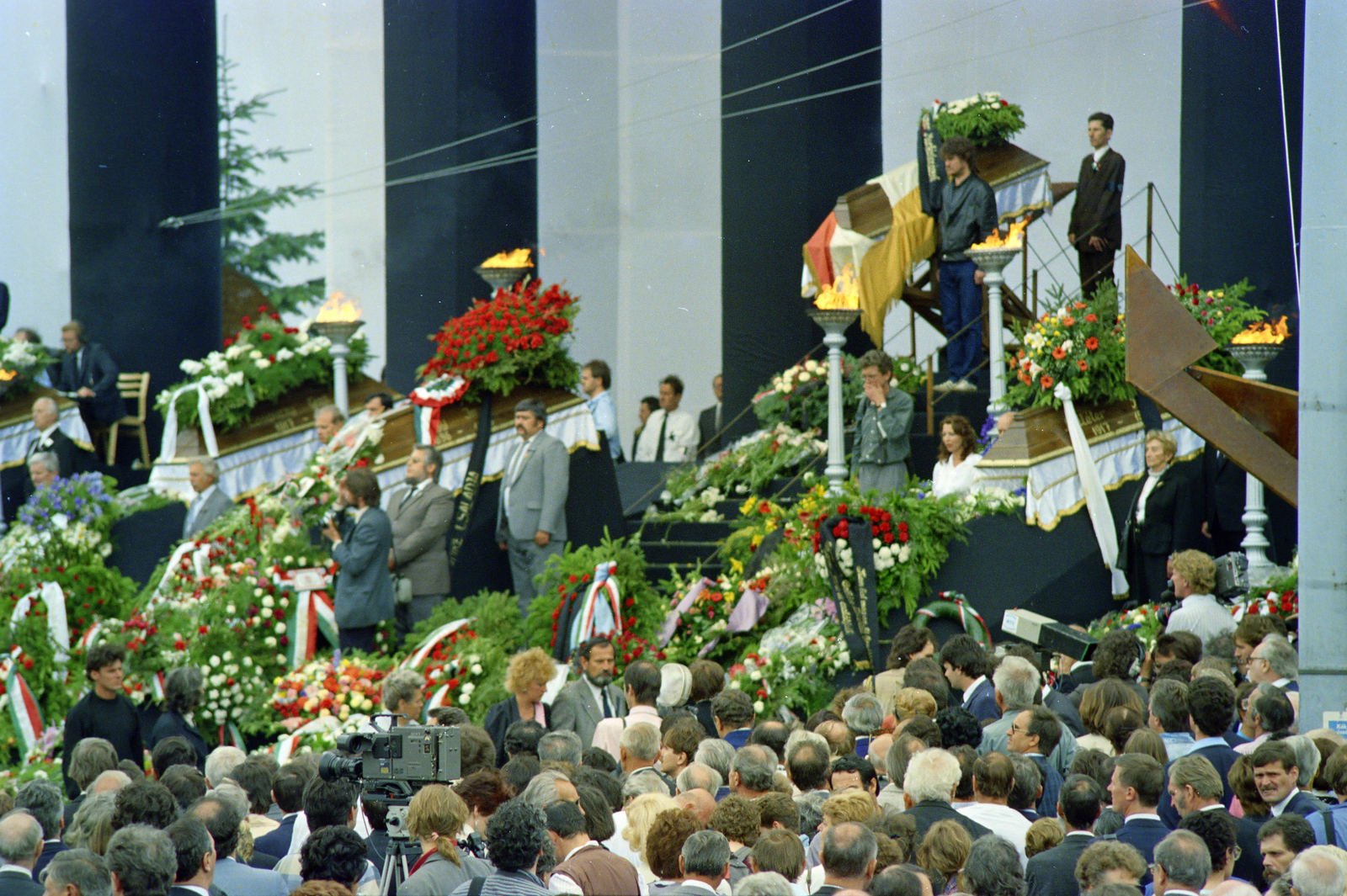 Hungary, Budapest XIV., Hősök tere 1989. június 16-án, az 56-os hősök újratemetésekor., 1989, Glósz András, Effects of the 1956 Revolution, Budapest, Fortepan #268402