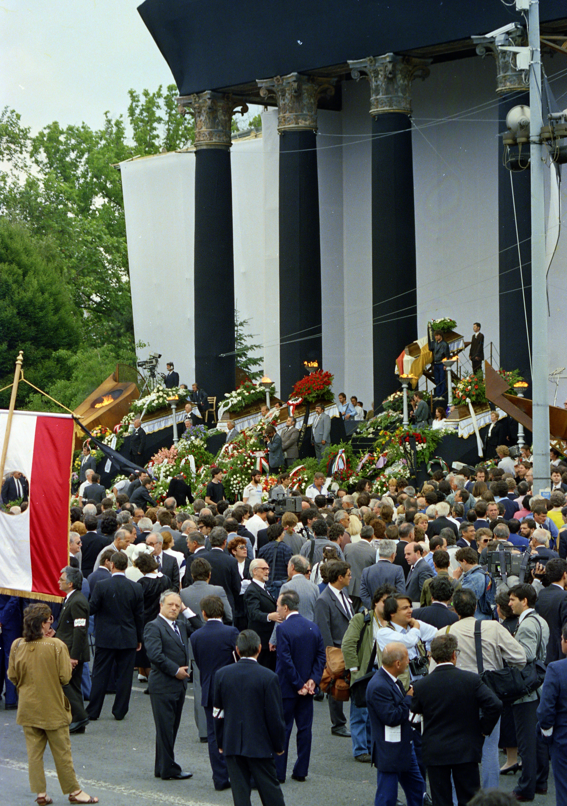 Magyarország, Budapest XIV., Hősök tere 1989. június 16-án, az 56-os hősök újratemetésekor., 1989, Glósz András, Budapest, Fortepan #268403