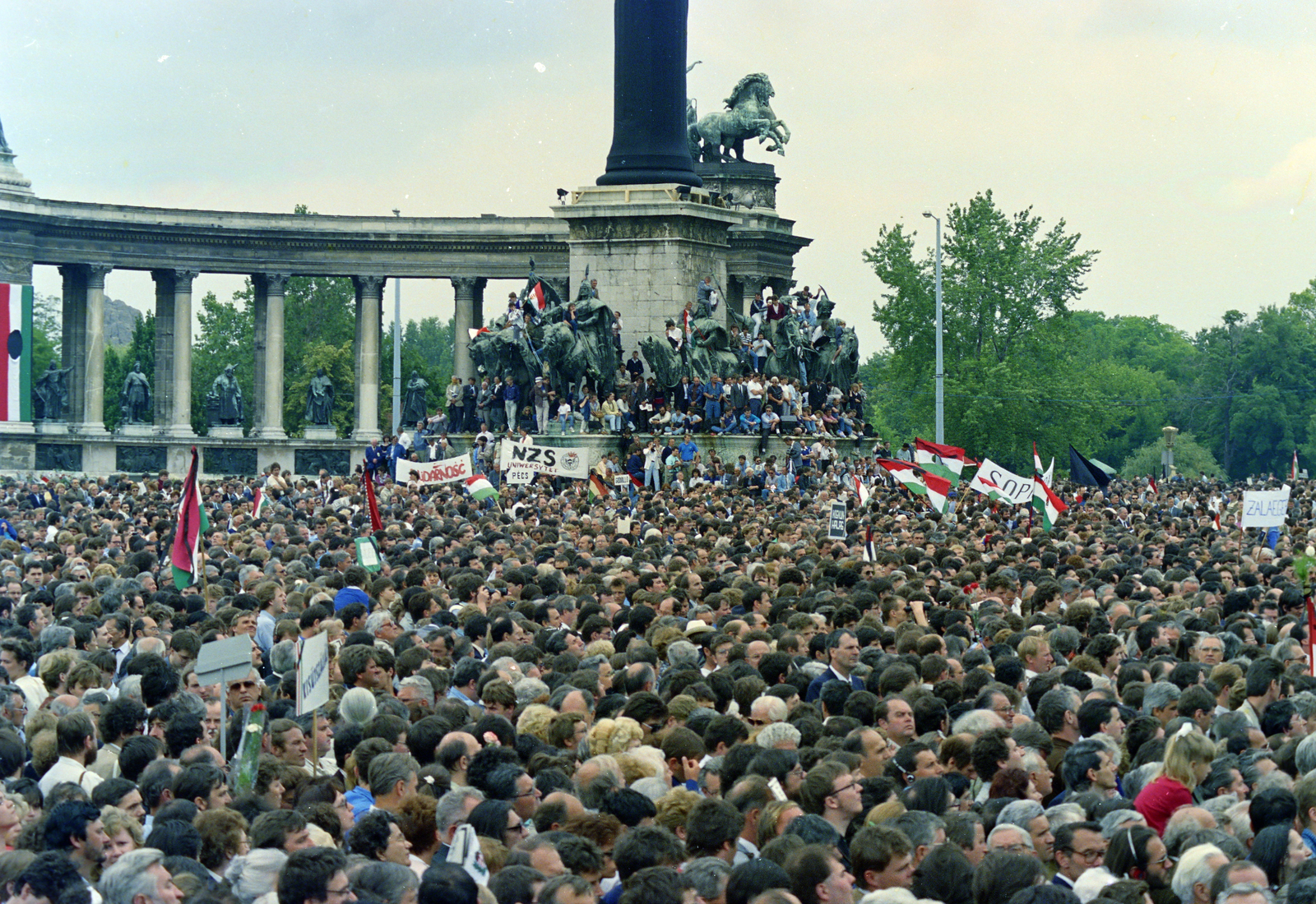 Magyarország, Budapest XIV., Hősök tere 1989. június 16-án, az 56-os hősök újratemetésekor., 1989, Glósz András, NDK menekültek, Budapest, Fortepan #268405