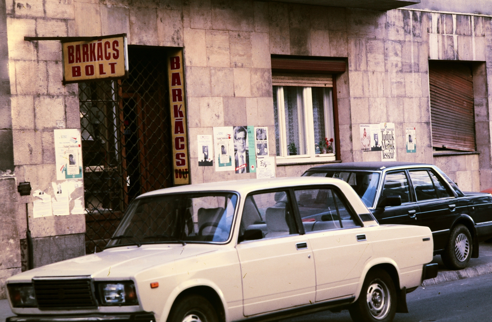 Hungary, Budapest XIII., Csanády utca, a felvétel a 26. számú ház előtt készült., 1990, Glósz András, automobile, election, DIY shop, Budapest, Fortepan #268421
