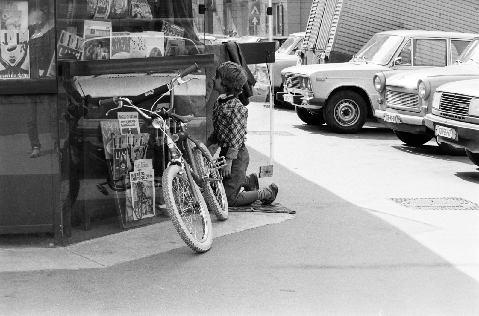 1987, Glósz András, street view, boy, newsstand, automobile, bicycle, Fortepan #268428