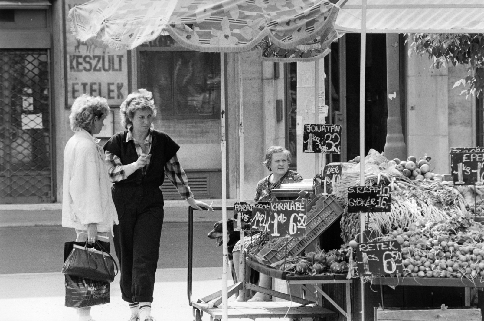 Magyarország, Budapest V., a Belvárosi Közért Vállalt zöldséges standja az ekkor névtelen, ma Podmaniczky Frigyes téren. Balra a Vadásztanya vendéglő részlete látható., 1983, Glósz András, ártábla, zöldséges, Budapest, Fortepan #268429