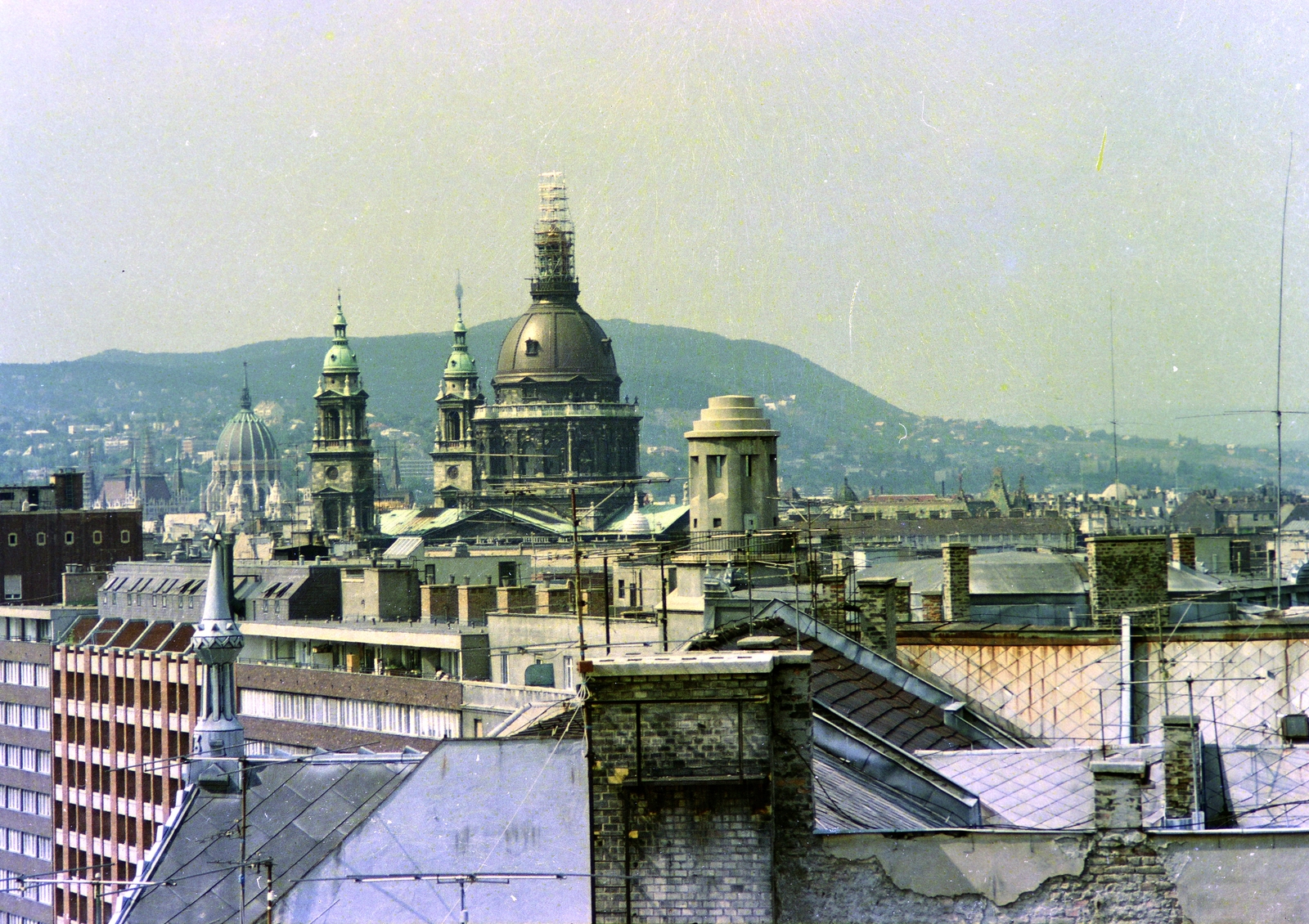 Magyarország, Budapest VII.,Budapest V., kilátás a Károly (Tanács) körút - Rákóczi út sarkán álló MTA lakóház tetőteraszáról a Szent István-bazilika és a Parlament felé., 1983, Glósz András, Budapest, háztető, Fortepan #268432