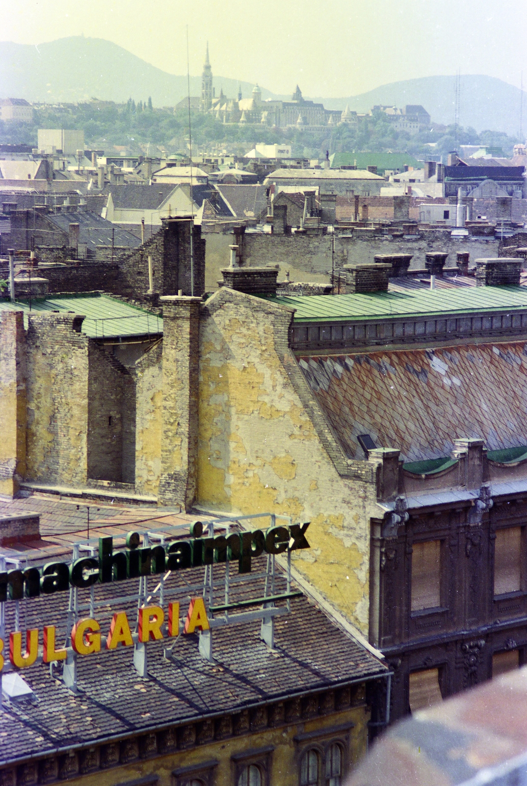 Magyarország, Budapest VII.,Budapest V., kilátás a Károly (Tanács) körút - Rákóczi út sarkán álló MTA lakóház tetőteraszáról a budai Vár felé., 1983, Glósz András, Budapest, neon felirat, háztető, Fortepan #268433