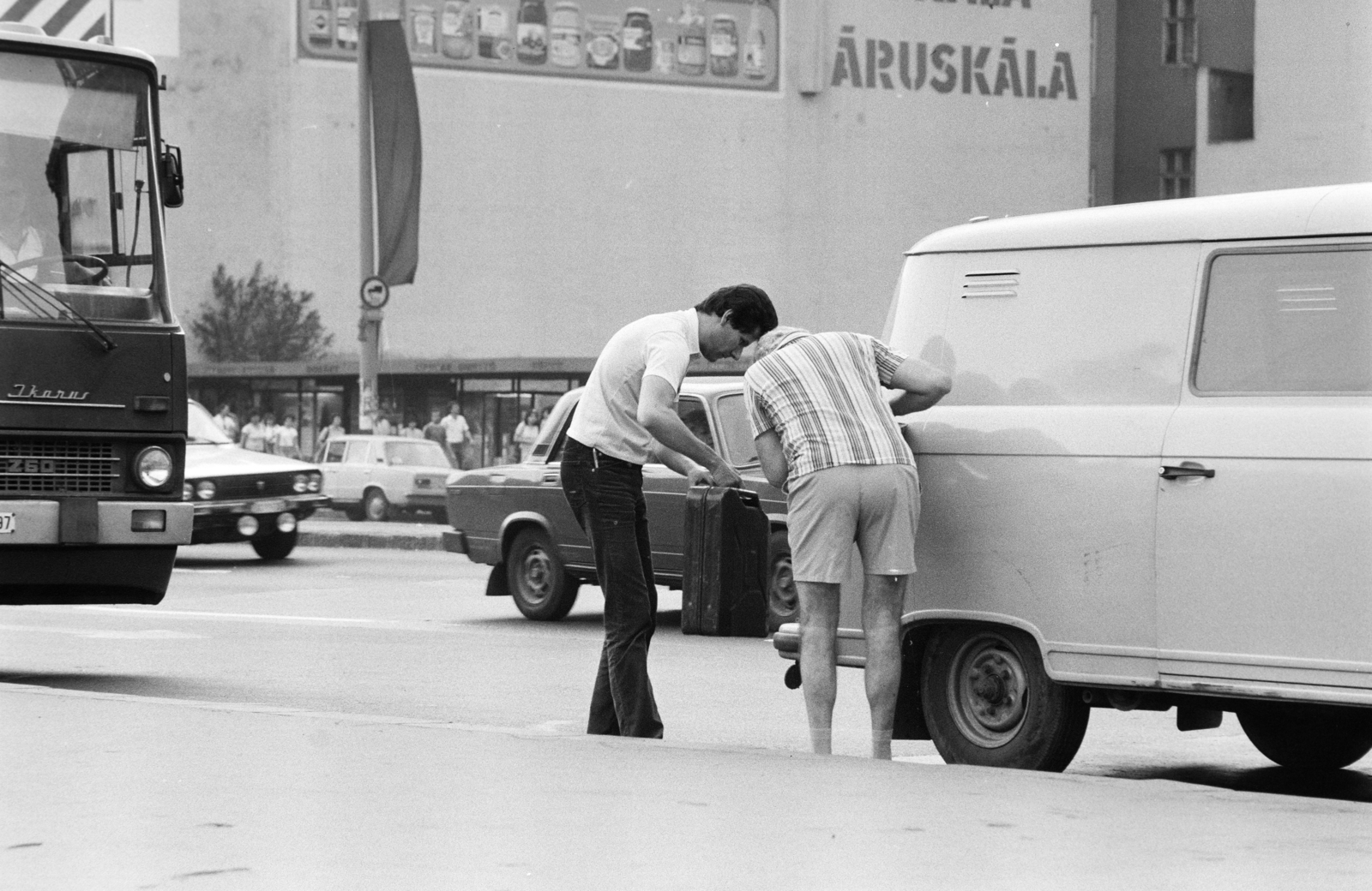 Hungary, Budapest VIII., Blaha Lujza tér, szemben a Rákóczi út 42. számú üres telek az Akácfa utca sarkán., 1986, Glósz András, Best of, Budapest, striped dress, Skála department store, Barkas-brand, jerry can, fueling, Fortepan #268439