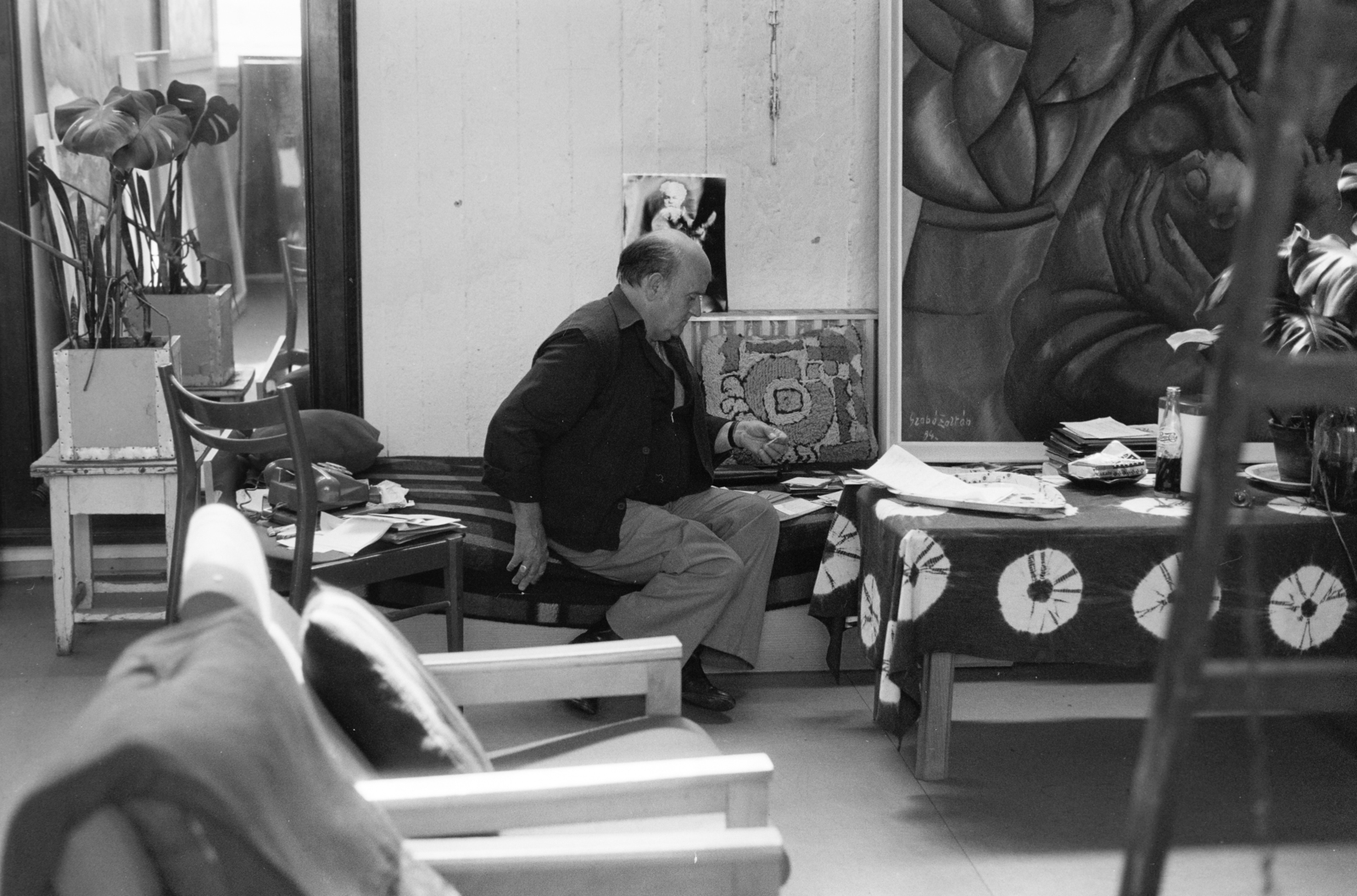 Hungary, Budapest XIII., Tomori utca 5., Szabó Zoltán (Angyalföldi Szabó Zoltán) festőművész otthonában, a műteremben., 1985, Glósz András, Budapest, interior, painting, Fortepan #268486