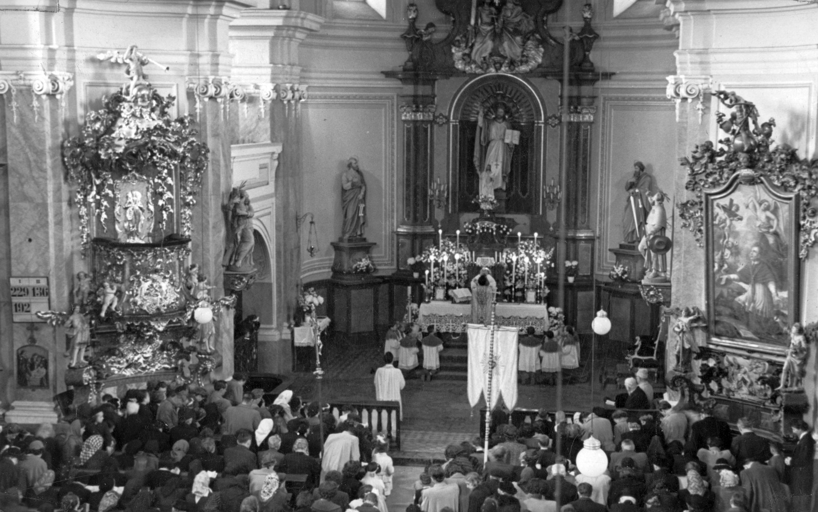 Magyarország, Óbuda, Budapest III., Lajos utca 168. Szent Péter és Pál-templom., 1953, Pohl Pálma, vallás, templom, oltár, liturgia, oltáriszentség, hívő, Budapest, Fortepan #26849