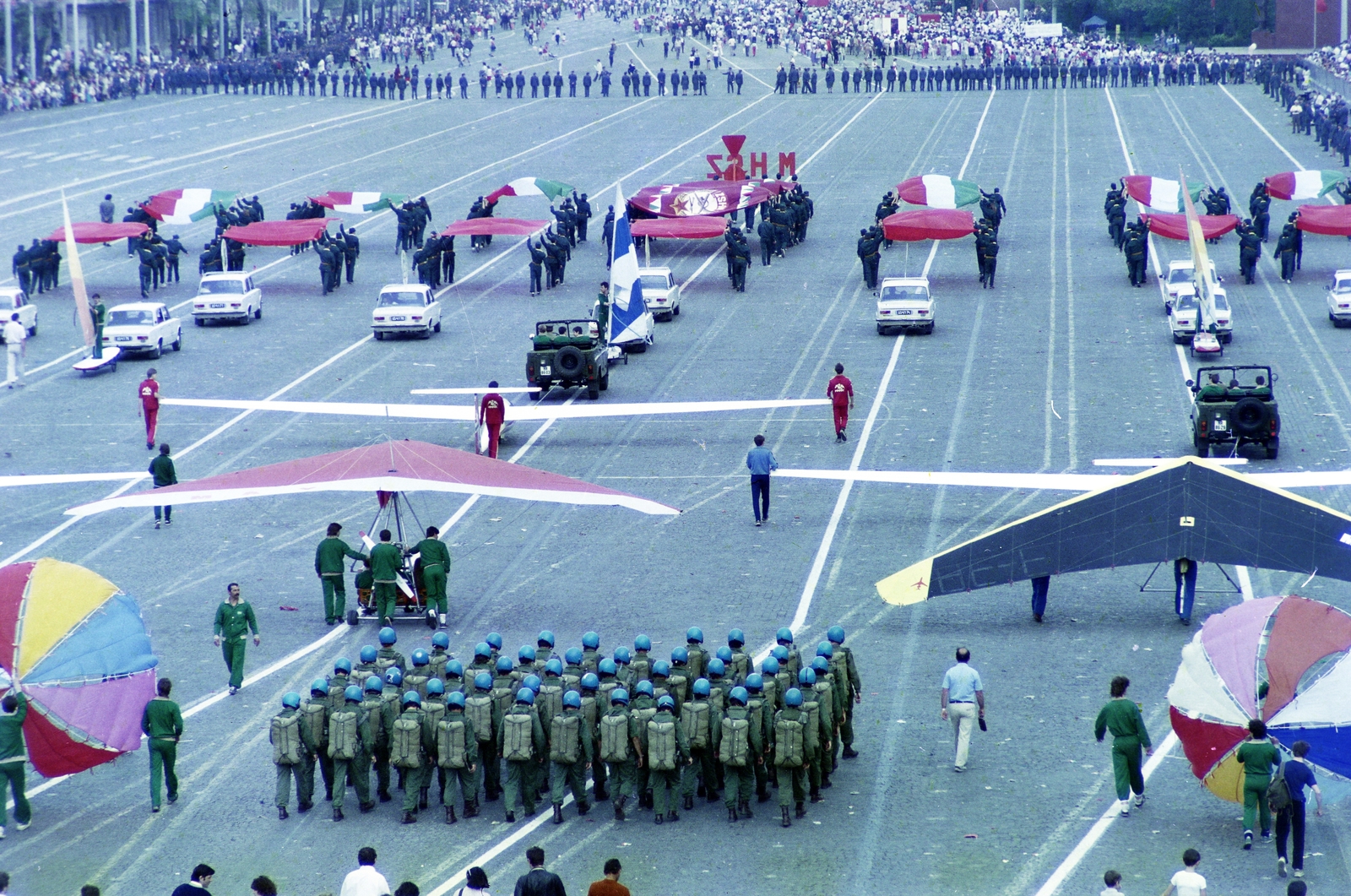 Hungary, Budapest XIV., Ötvenhatosok tere (Felvonulási tér), május 1- i felvonulás., 1986, Glósz András, march, sailplane, hang-glider, Hungarian Defense Association, ad truck, parachute, Budapest, Fortepan #268502