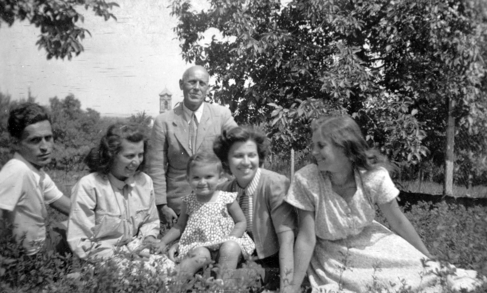 Hungary, Dunaalmás, háttérben a református templom tornya., 1949, Pohl Pálma, garden, tableau, steeple, smile, girl, summer, Fortepan #26851