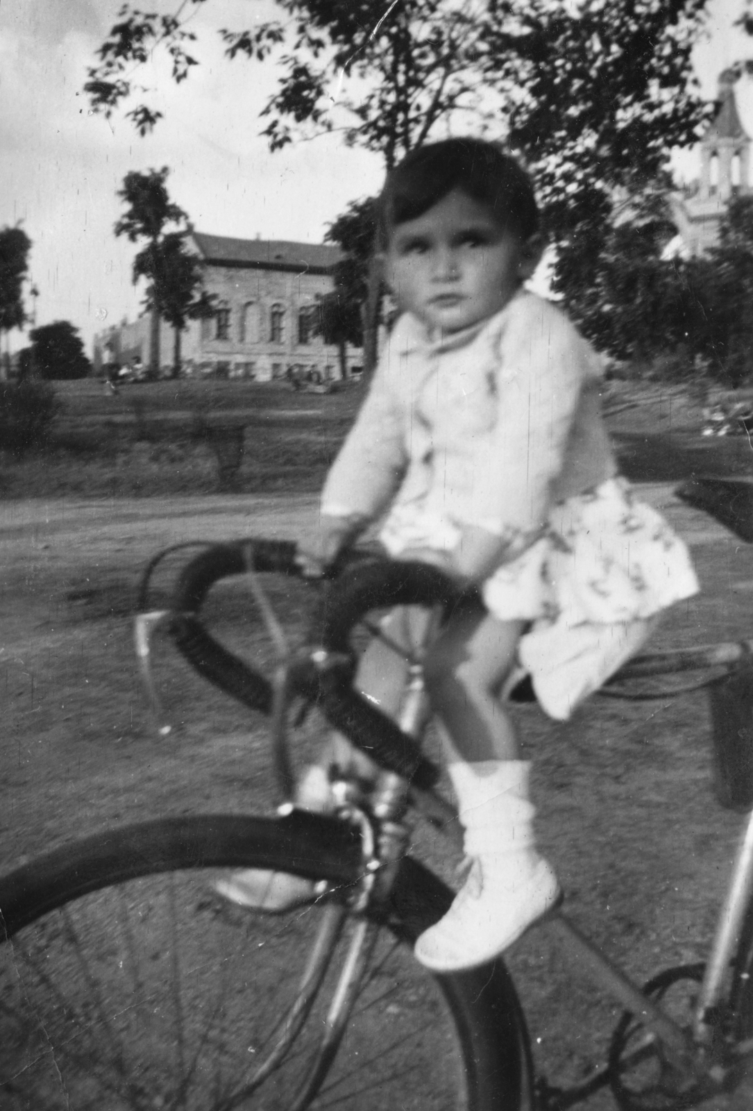 Hungary, Budapest XIV., a Hermina út felé nézve, háttérben jobbra a korábbi Magyar Királyi Közlekedési Múzeum, a millenniumi kiállításra épített Közlekedési csarnok egyik északi kistornya., 1949, Pohl Pálma, bicycle, church, kid, Budapest, racing bicycle, Fortepan #26852