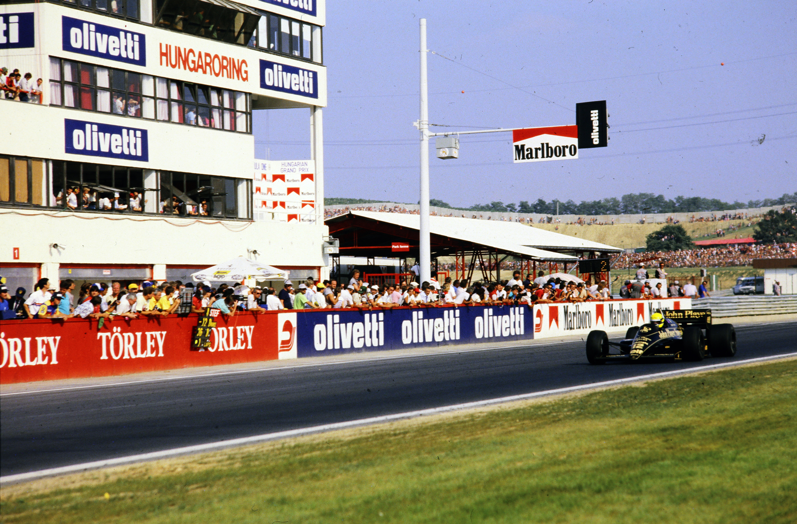 Hungary, Hungaroring, Mogyoród, Formula-1 első magyar nagydíj, a Lotus-Renault csapat versenyautójában Ayrton Senna., 1986, Glósz András, car race, audience, Olivetti-brand, Marlboro-brand, Törley-brand, Fortepan #268537