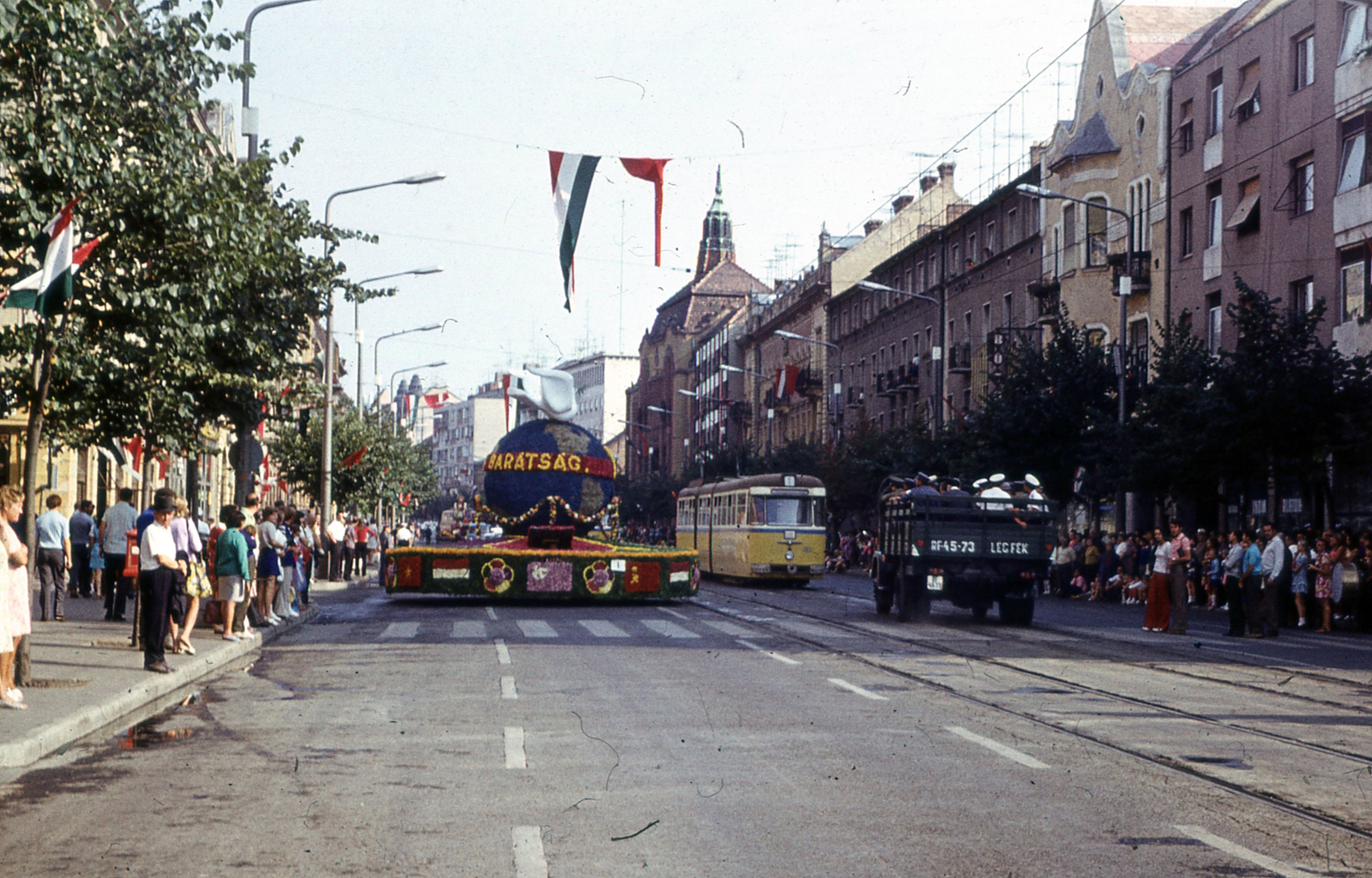 Magyarország, Debrecen, Piac utca (Vörös Hadsereg útja), Virágkarnevál., 1975, Hajdu Richárd, villamos, pódiumautó, Fortepan #268572