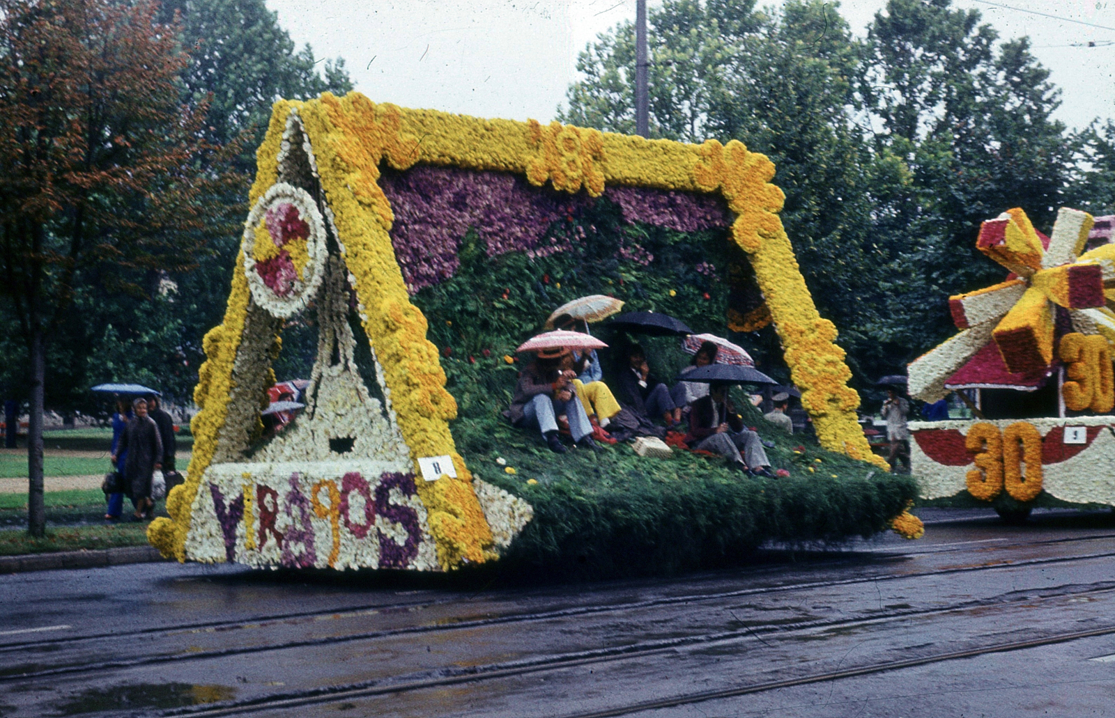 Hungary, Debrecen, Petőfi tér, Virágkarnevál., 1975, Hajdu Richárd, ad truck, colorful, Fortepan #268573