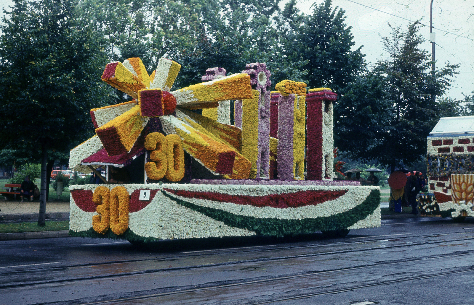 Hungary, Debrecen, Petőfi tér, Virágkarnevál., 1975, Hajdu Richárd, geometry, ad truck, Fortepan #268576