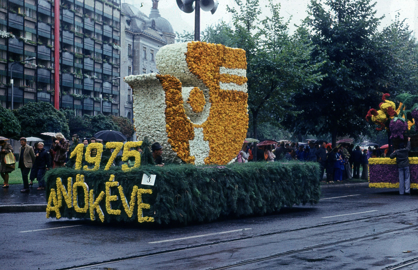 Hungary, Debrecen, Petőfi tér, Virágkarnevál., 1975, Hajdu Richárd, ad truck, Fortepan #268577