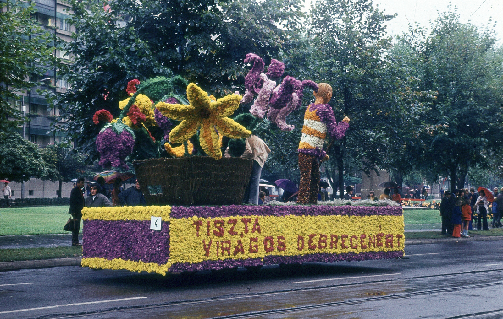 Magyarország, Debrecen, Petőfi tér, Virágkarnevál., 1975, Hajdu Richárd, utcaseprő, pódiumautó, Fortepan #268578