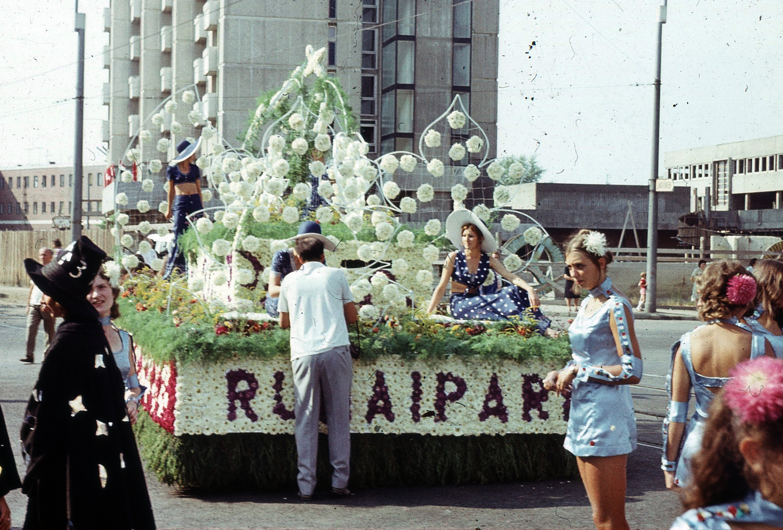 Magyarország, Debrecen, Petőfi tér, Virágkarnevál., 1975, Hajdu Richárd, textilipar, pódiumautó, Fortepan #268579