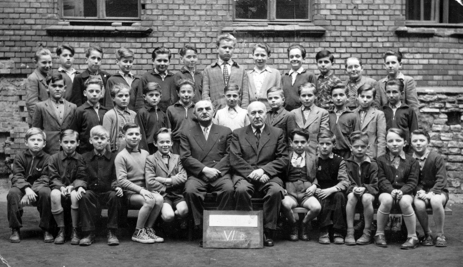 Hungary, Budapest VIII., Rökk Szilárd utcai általános iskola udvara., 1954, Pohl Pálma, class photo, tableau, kids, teacher, Budapest, Fortepan #26858