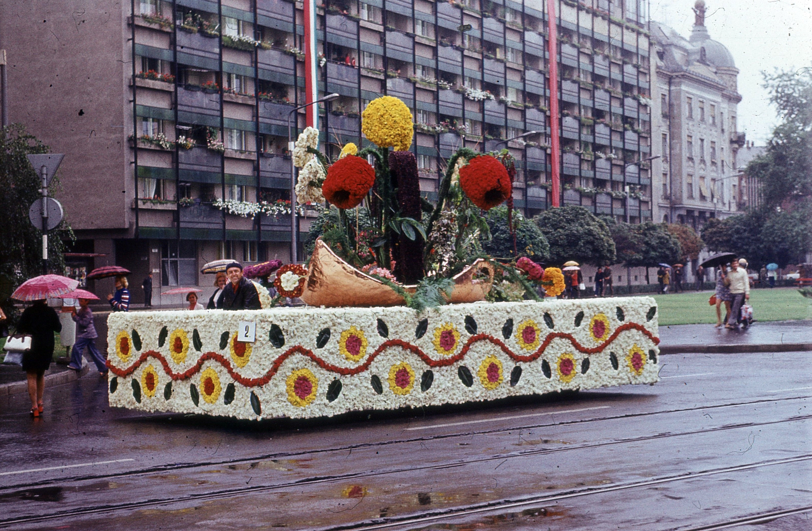 Magyarország, Debrecen, Petőfi tér, Virágkarnevál., 1975, Hajdu Richárd, pódiumautó, Fortepan #268580