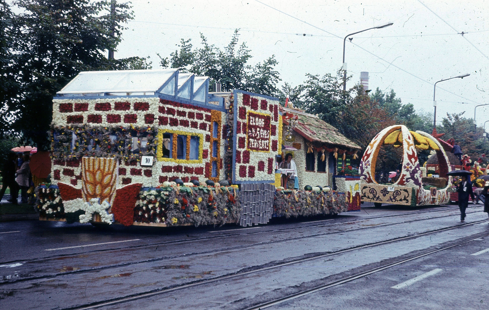 Magyarország, Debrecen, Petőfi tér, Virágkarnevál., 1975, Hajdu Richárd, pódiumautó, Fortepan #268582