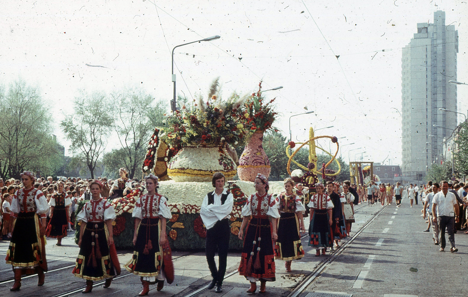 Magyarország, Debrecen, Petőfi tér, Virágkarnevál., 1975, Hajdu Richárd, népviselet, atomenergia, pódiumautó, Fortepan #268585