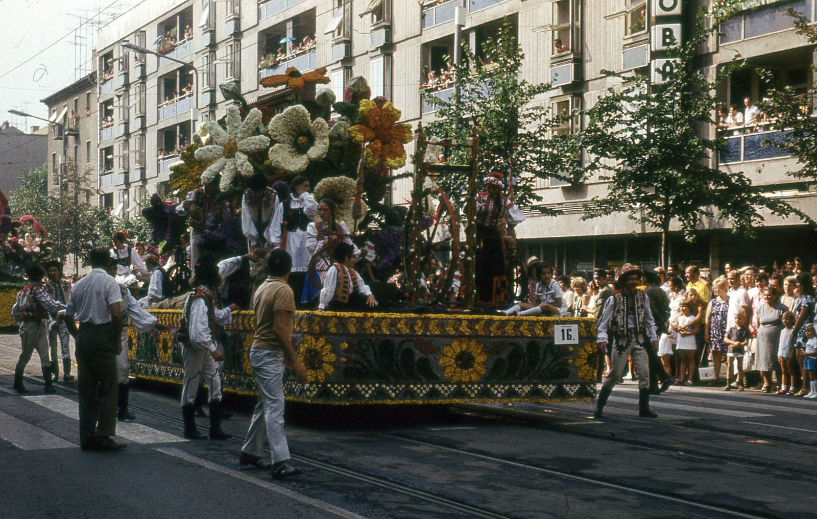 Magyarország, Debrecen, Piac utca (Vörös Hadsereg útja), Virágkarnevál., 1975, Hajdu Richárd, Fortepan #268588