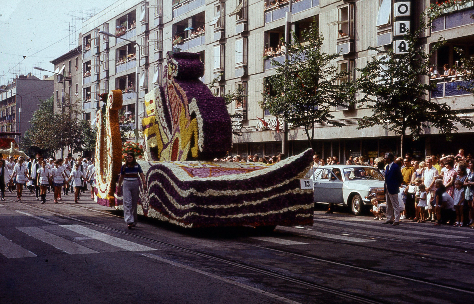 Magyarország, Debrecen, Piac utca (Vörös Hadsereg útja) a Petőfi tér felé, Virágkarnevál., 1974, Hajdu Richárd, virágkarnevál, pódiumautó, Fortepan #268594