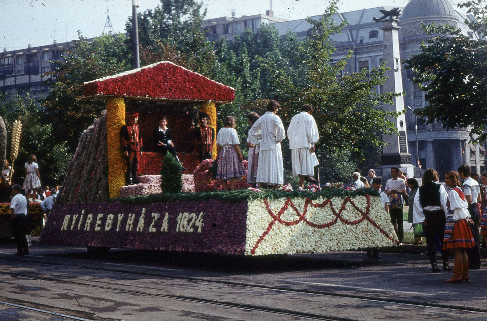 Magyarország, Debrecen, Petőfi tér, Virágkarnevál., 1974, Hajdu Richárd, virágkarnevál, pódiumautó, bábszínház, néptánc, tánc, Fortepan #268595