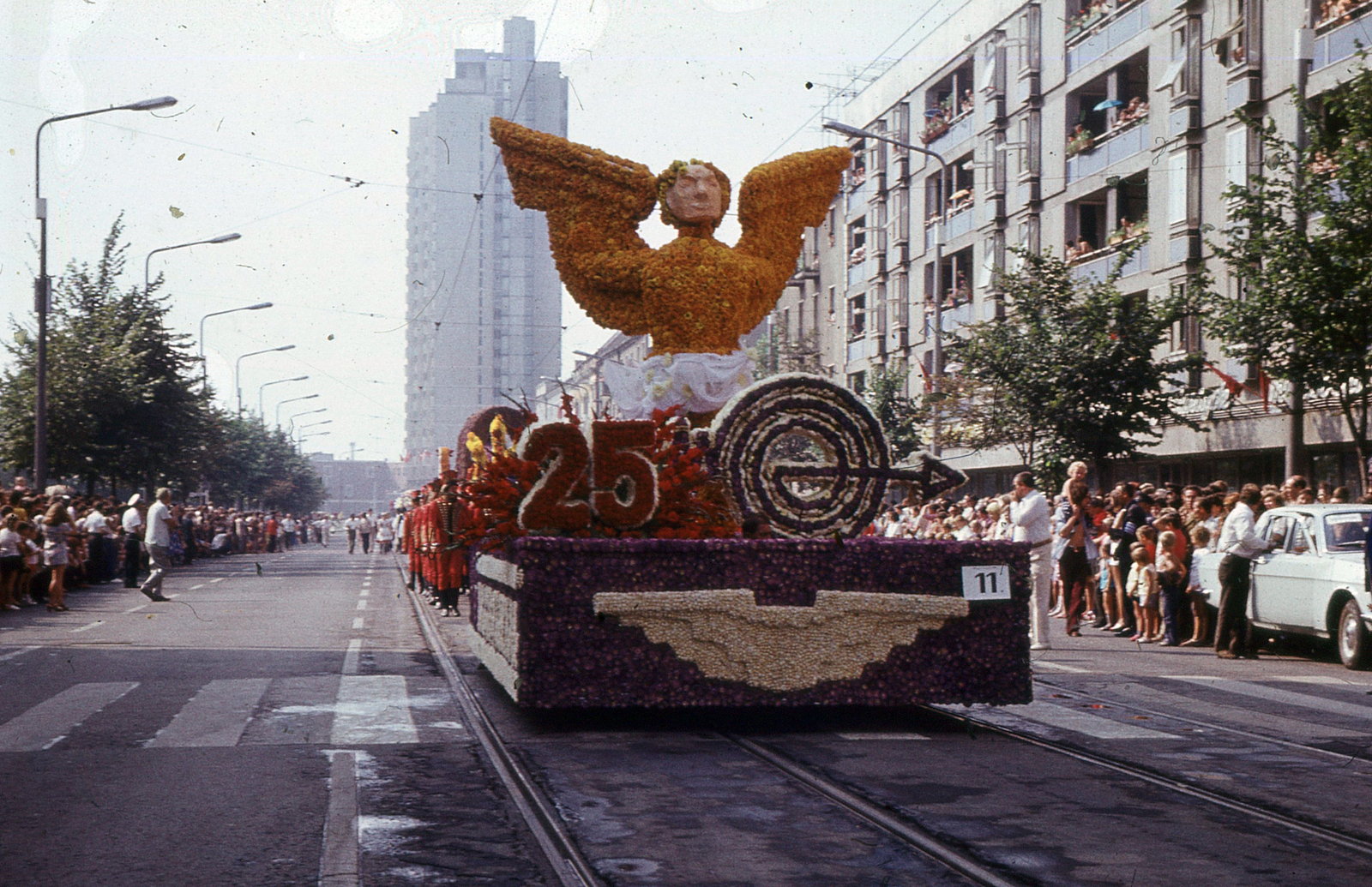 Magyarország, Debrecen, Petőfi tér, Virágkarnevál., 1974, Hajdu Richárd, virágkarnevál, pódiumautó, Volán-szervezet, Fortepan #268599