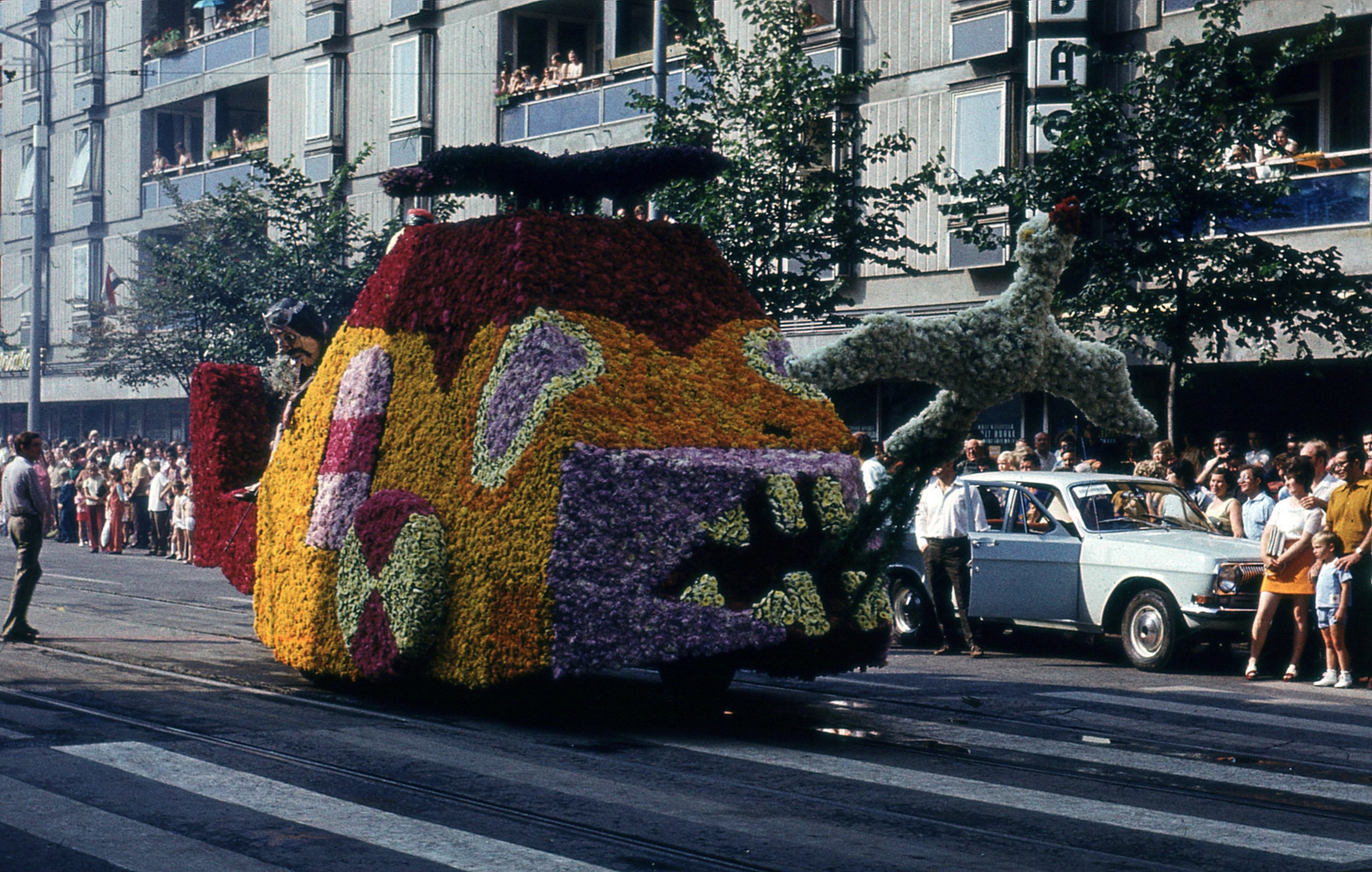 Magyarország, Debrecen, Piac utca (Vörös Hadsereg útja) a Petőfi tér felé, Virágkarnevál., 1974, Hajdu Richárd, virágkarnevál, pódiumautó, békegalamb, Fortepan #268601