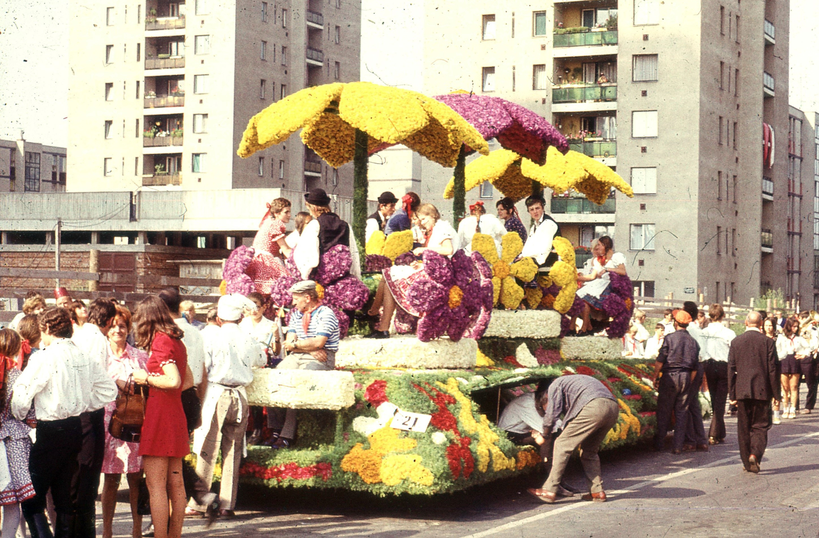 Magyarország, Debrecen, Erzsébet utca a Petőfi térnél, Virágkarnevál., 1974, Hajdu Richárd, virágkarnevál, pódiumautó, Fortepan #268604