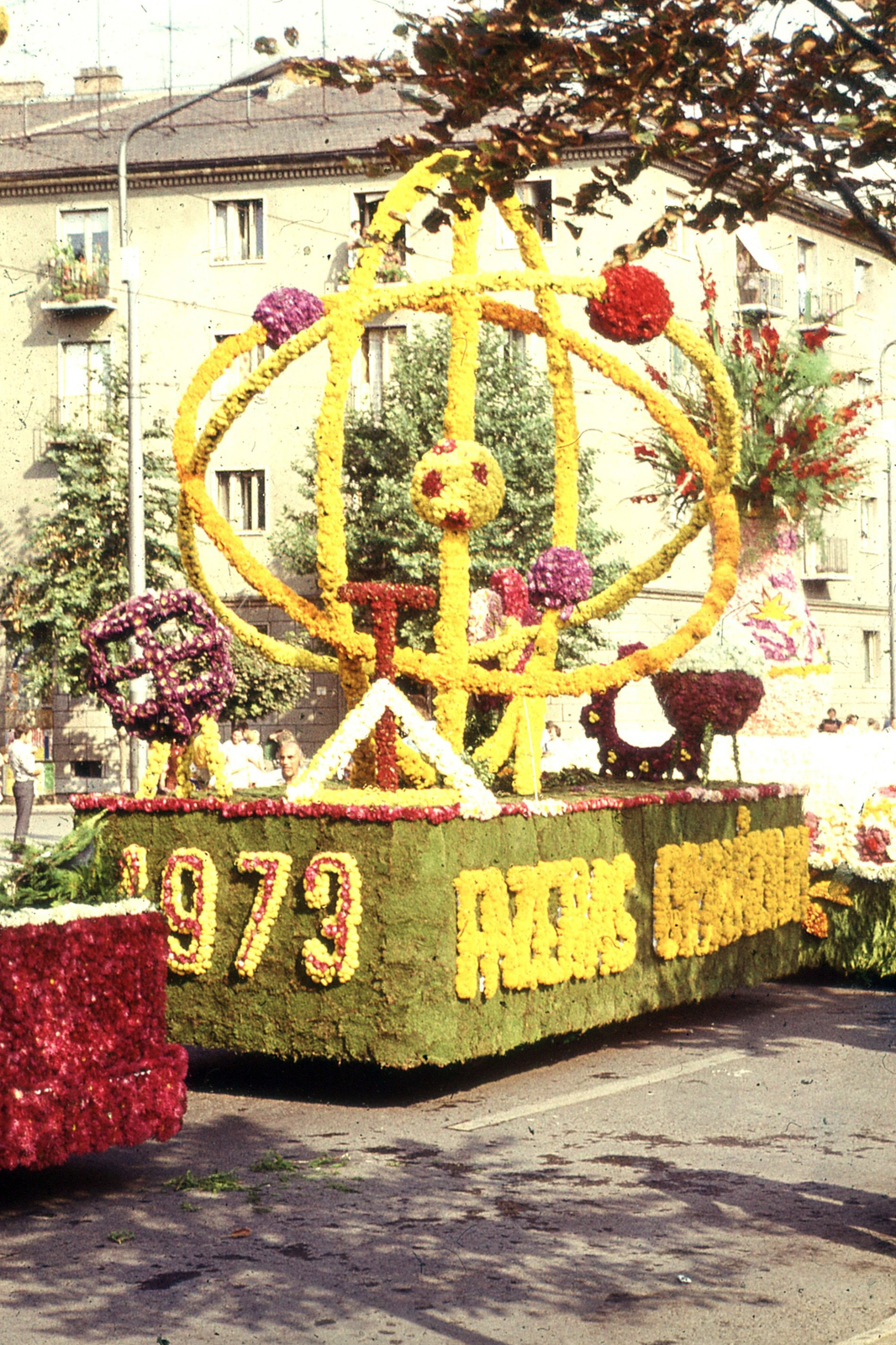 Hungary, Debrecen, Petőfi tér, háttérben a Barna utca sarkán álló ház látható. Virágkarnevál., 1973, Hajdu Richárd, flower parade, ad truck, colorful, Fortepan #268610